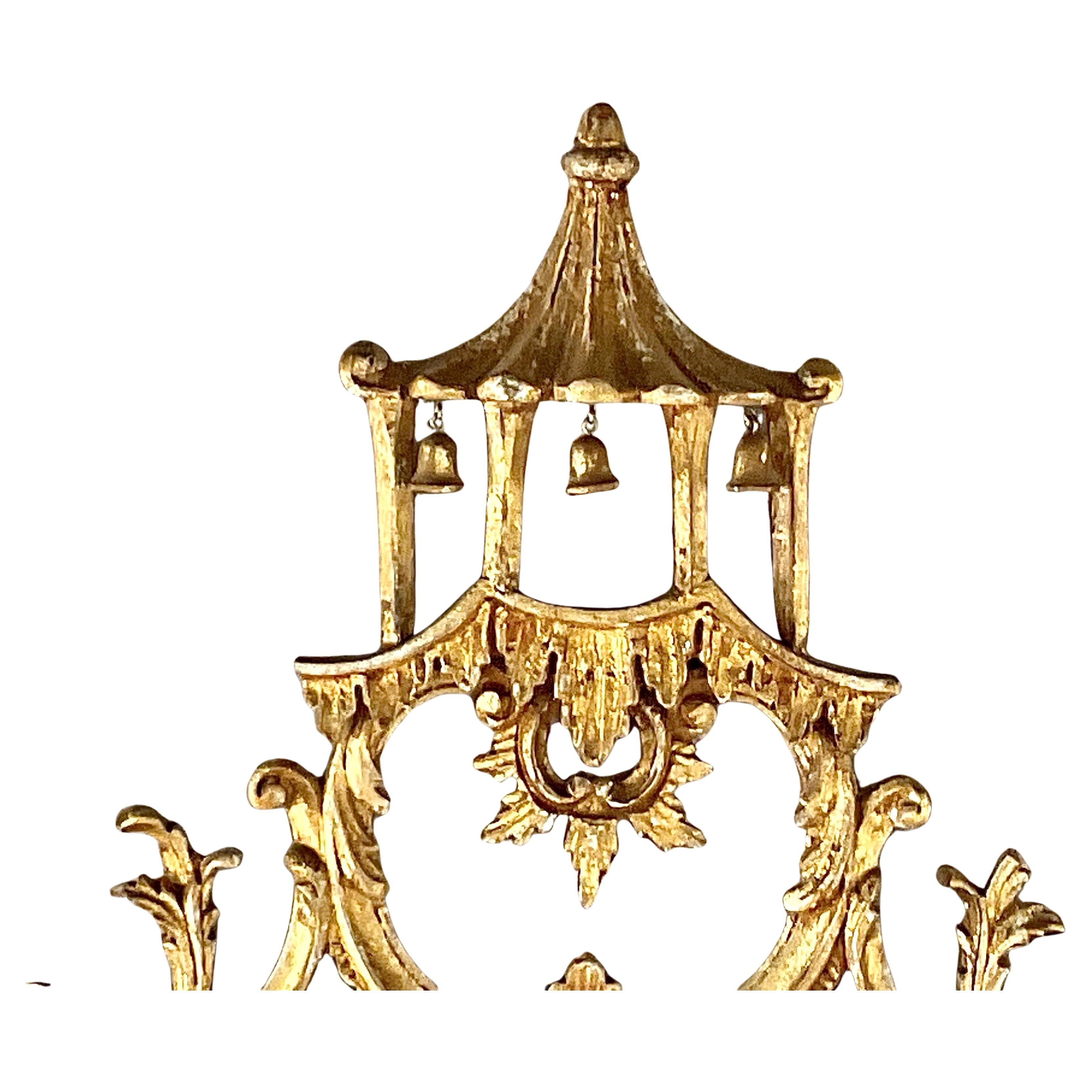 XX secolo Specchio cinese in legno dorato in stile Chippendale in vendita