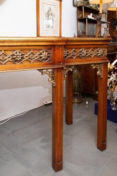 Chinesischer Konsolen-/Sofatisch aus vergoldetem Nussbaumholz im Chippendale-Stil