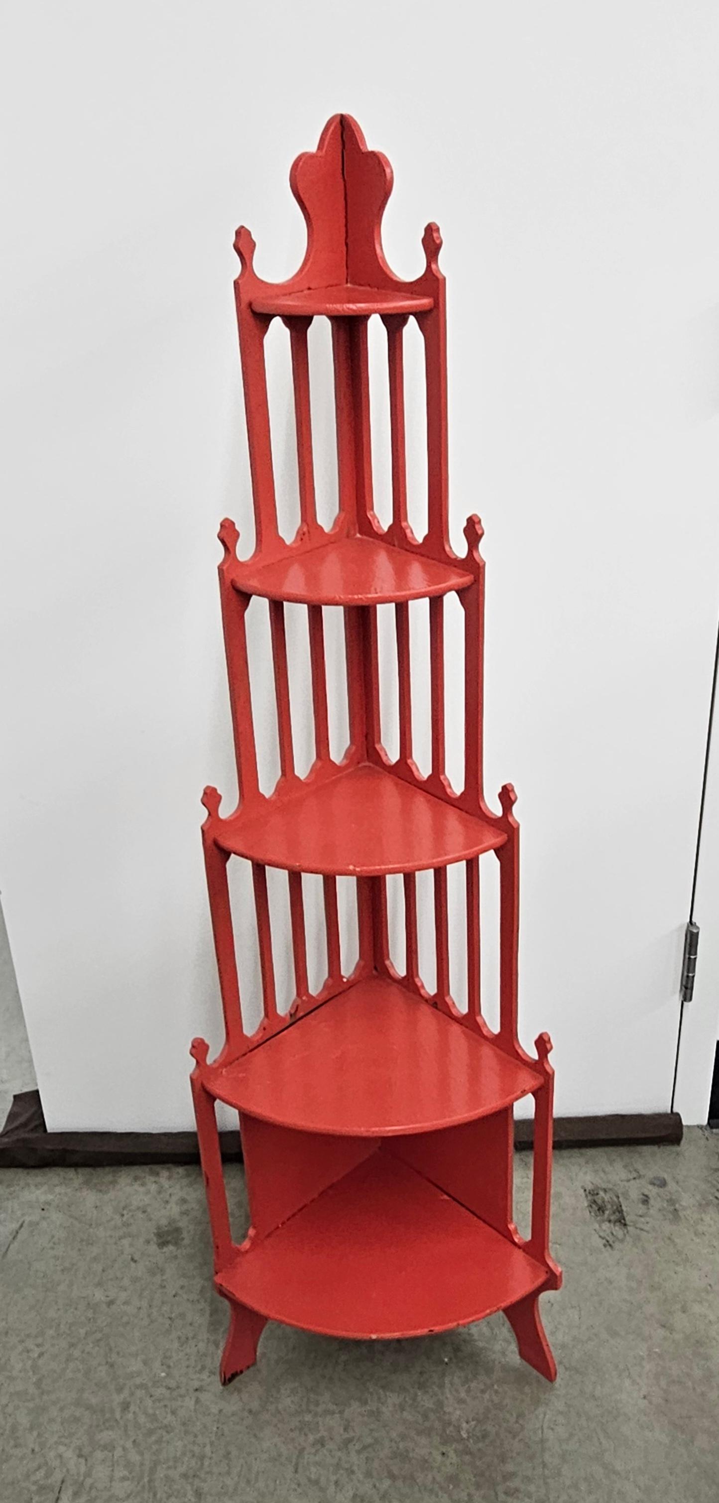Chinesische Etagere im Chippendale-Stil, rot lackiert, Anfang bis Mitte des 20. 
Maße: 15,5