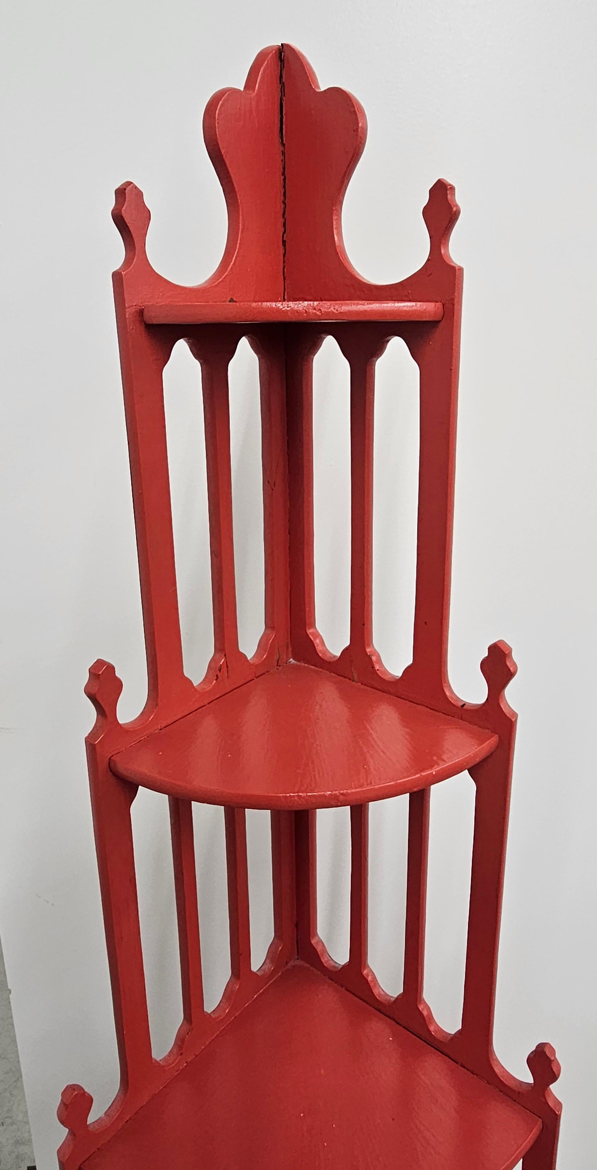 Chinesische Chippendale-Stil rot lackiert Ecke Etagere (amerikanisch) im Angebot