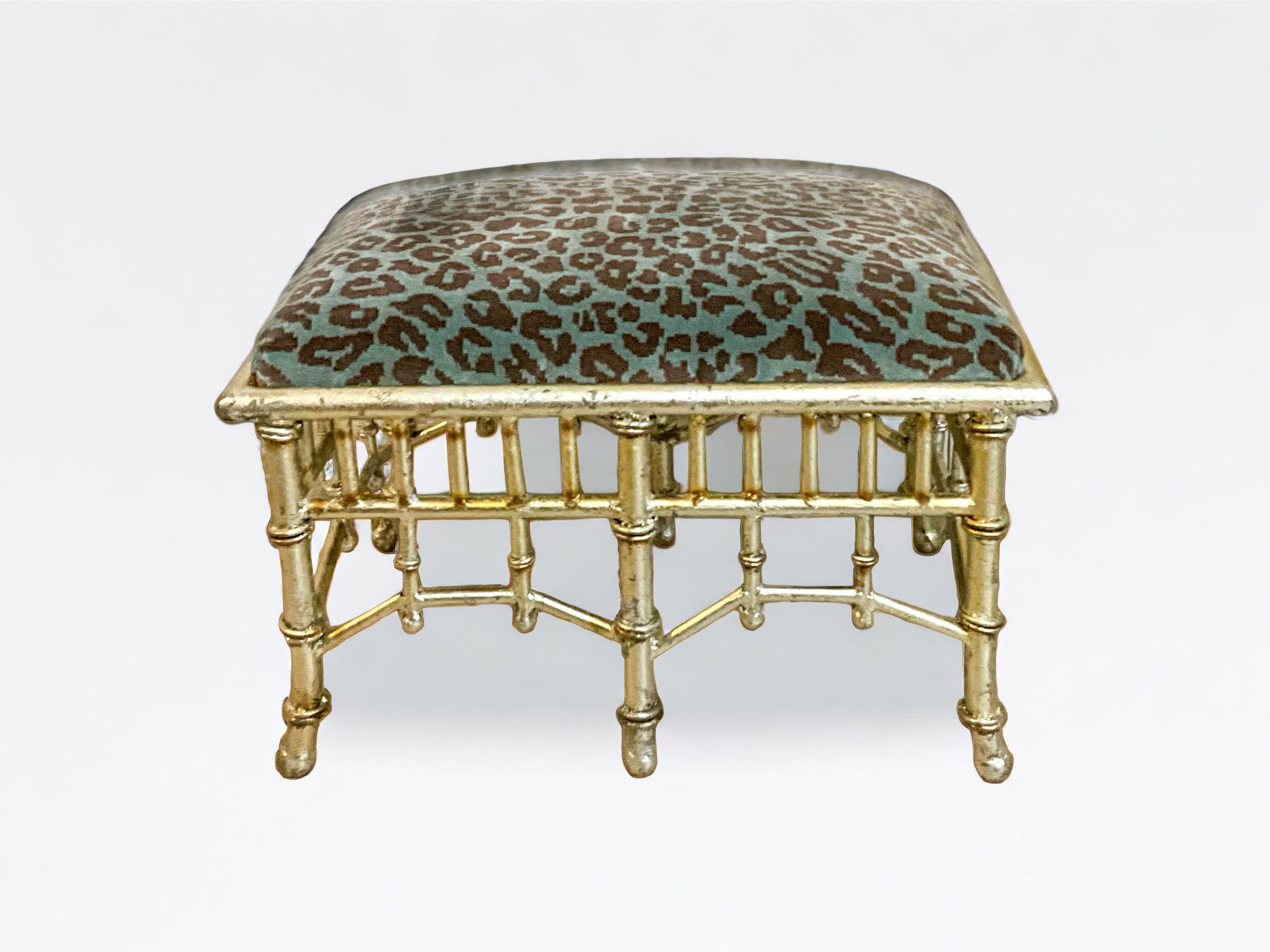 20ième siècle Ottoman de style Chippendale chinois en tole dorée argentée turquoise et velours léopard  en vente