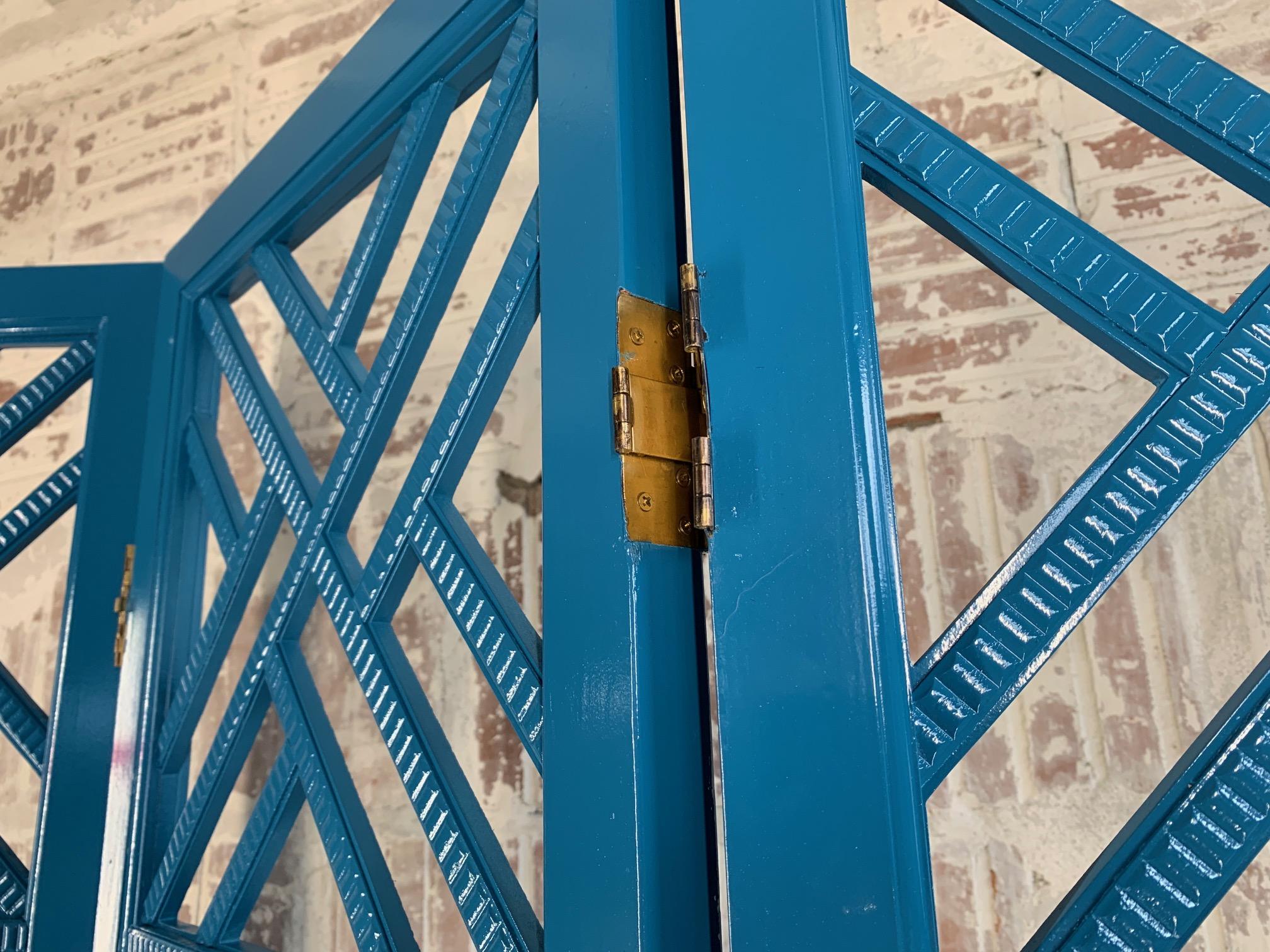 3-panel screen in Asian chinoiserie style, finished in high gloss blue lacquer. Excellent condition with possibly a few tiny marks on the newly lacquered finish. Stands 76