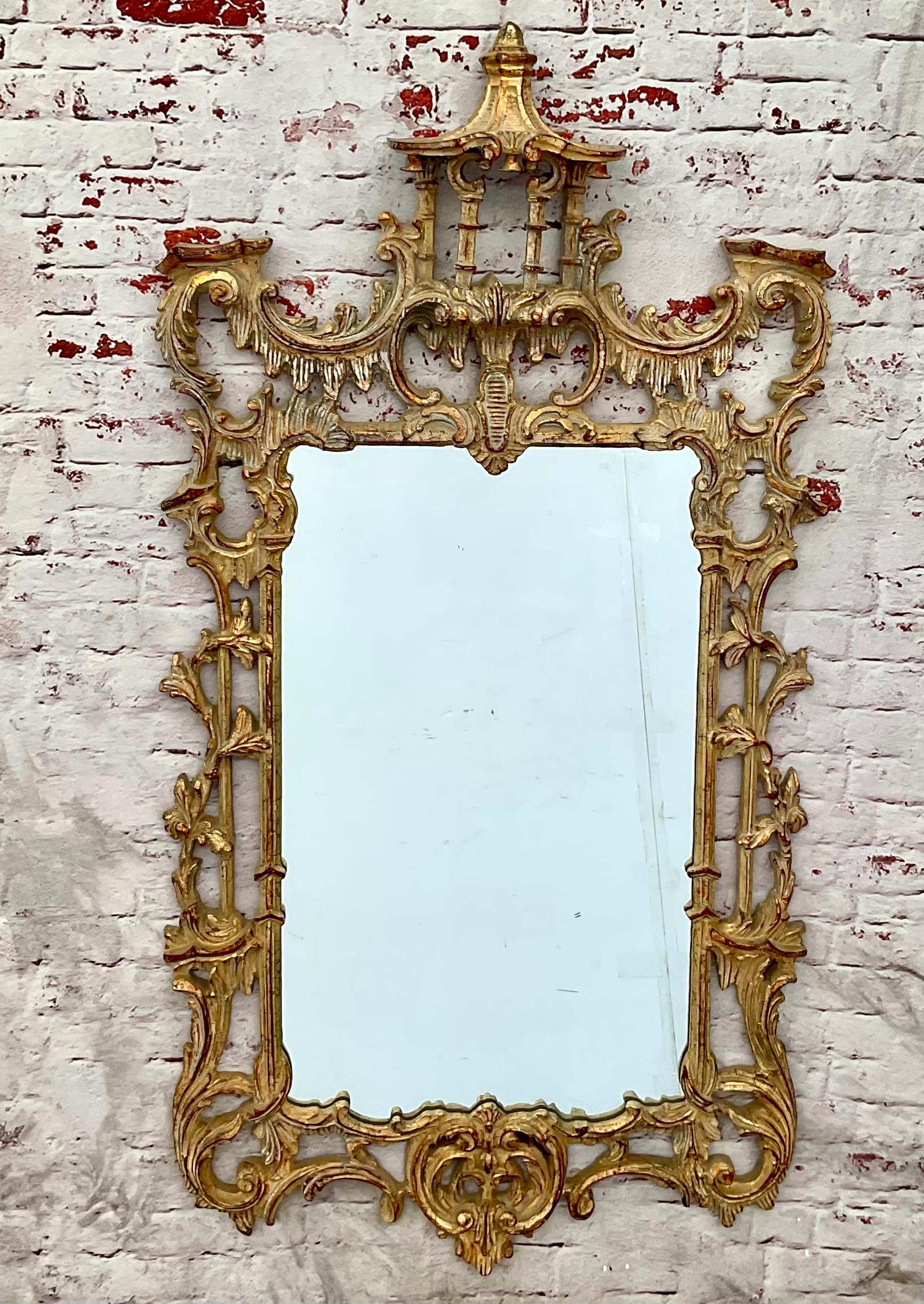 Miroir chinois Chippendale du 21ème siècle de style George II. Le miroir présente un cadre en résine dorée, un sommet en forme de pagode et un décor sculpté de rinceaux et de feuillages. Une superbe reproduction moderne d'un design classique du 18e