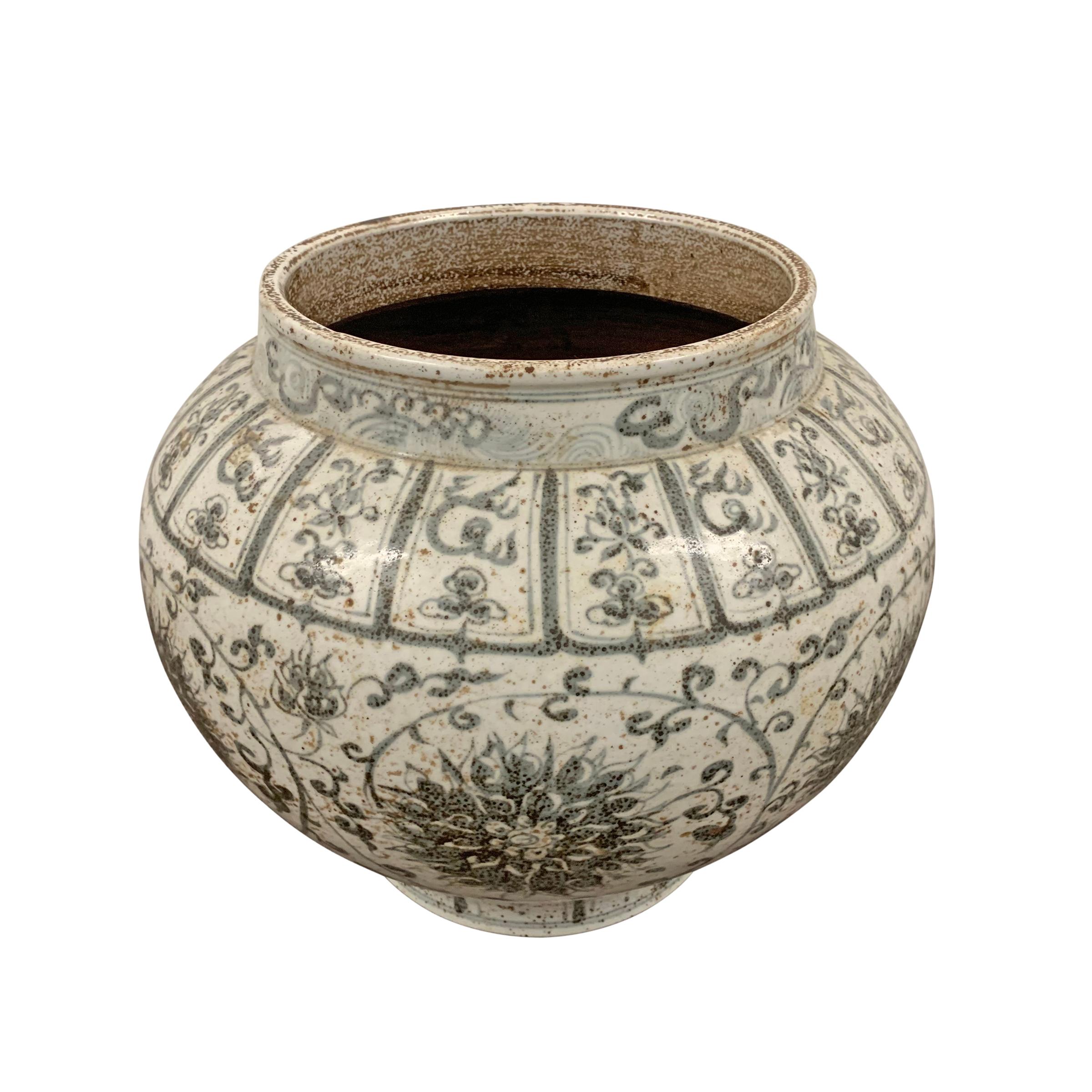 Chinese Chrysanthemum Jar In Good Condition In Chicago, IL