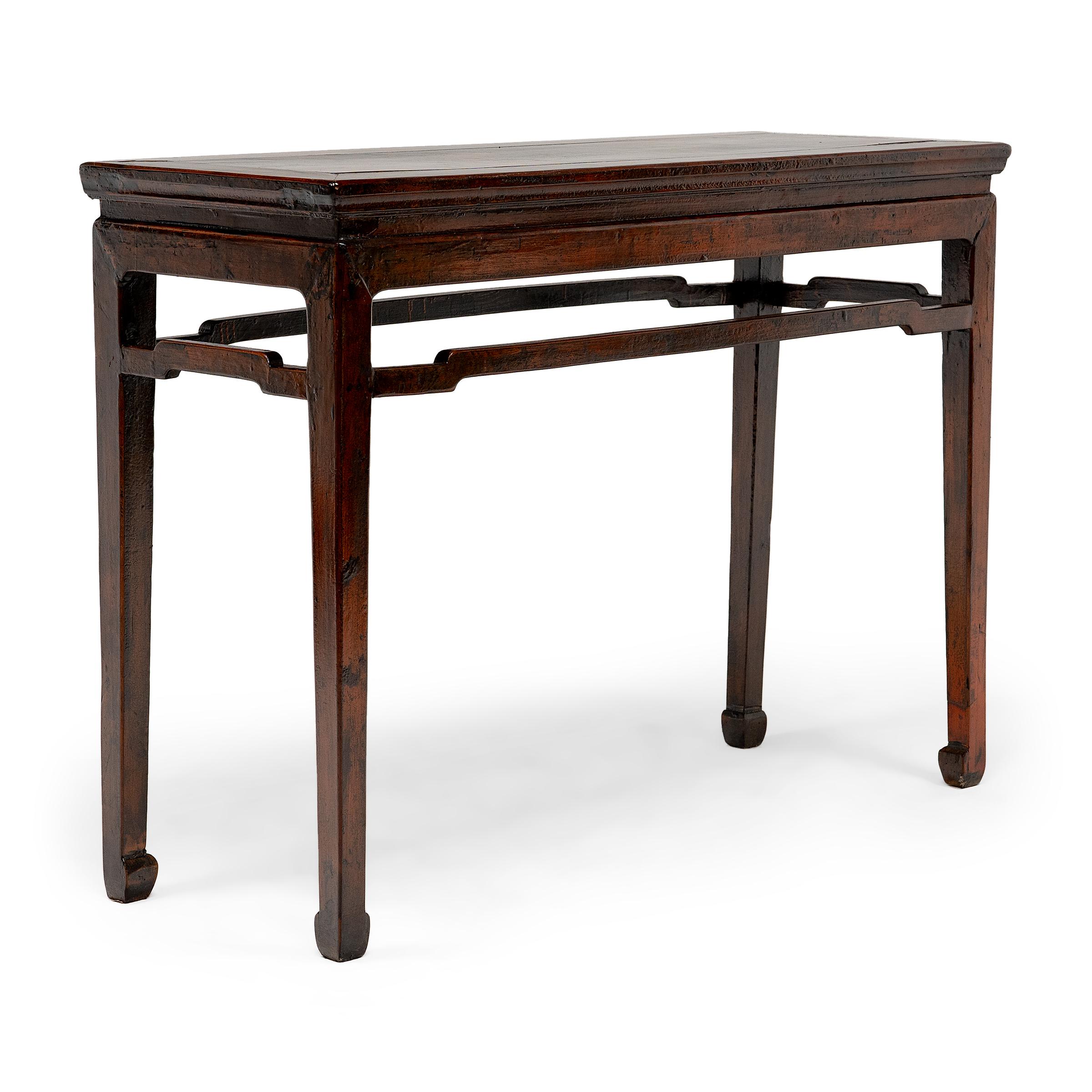Perfectionnées sous la dynastie Ming, les techniques d'assemblage complexes ont permis aux artisans de créer des meubles aux lignes fluides, d'une grande légèreté et d'une durabilité remarquable. Fabriquée en pin, cette table d'offrande du XXe