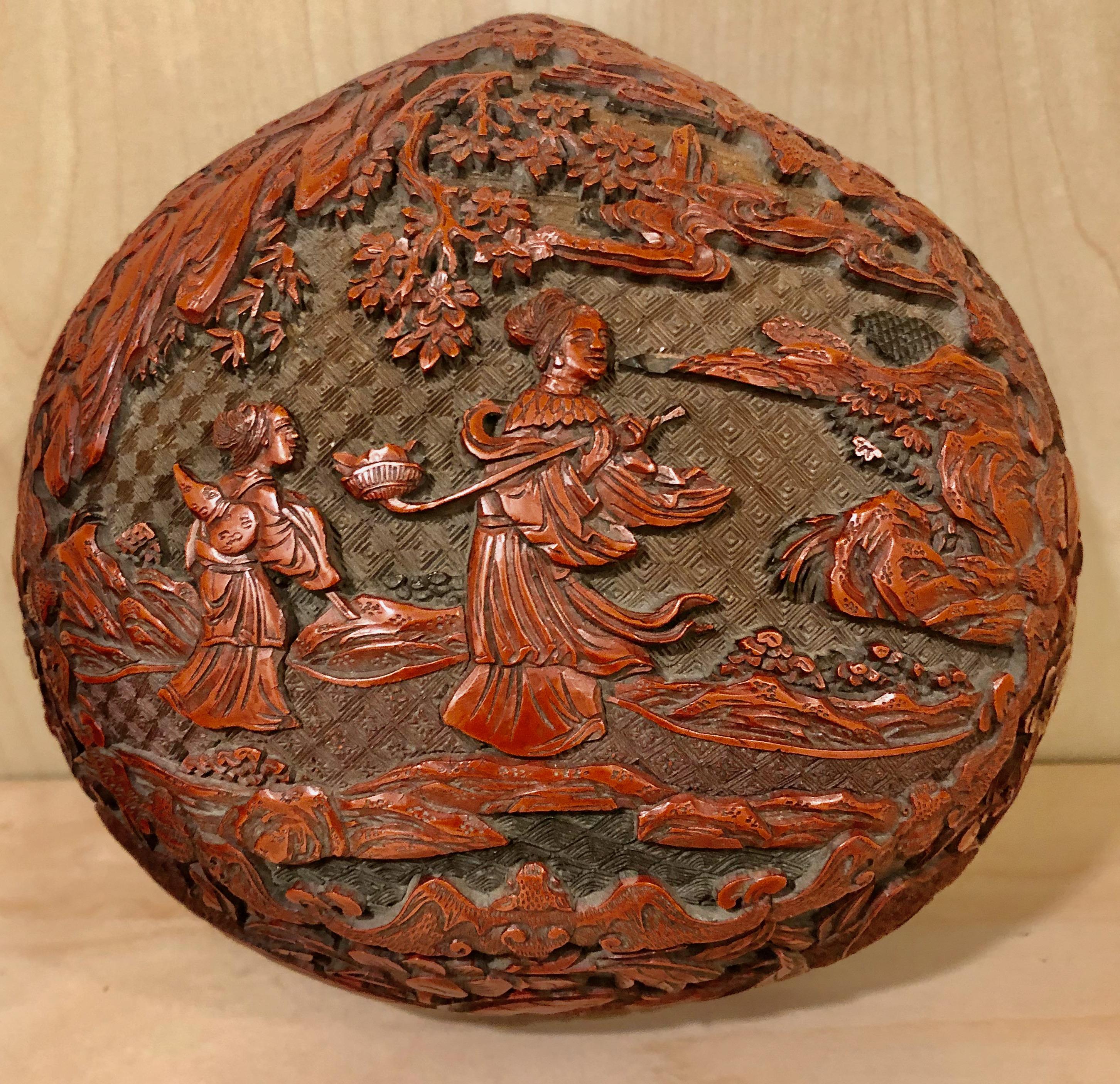 Fein geschnitzte chinesische Cinnabar-Schachtel und Deckel aus dem späten 18. bis frühen 19. Jahrhundert (Chinesisch) im Angebot