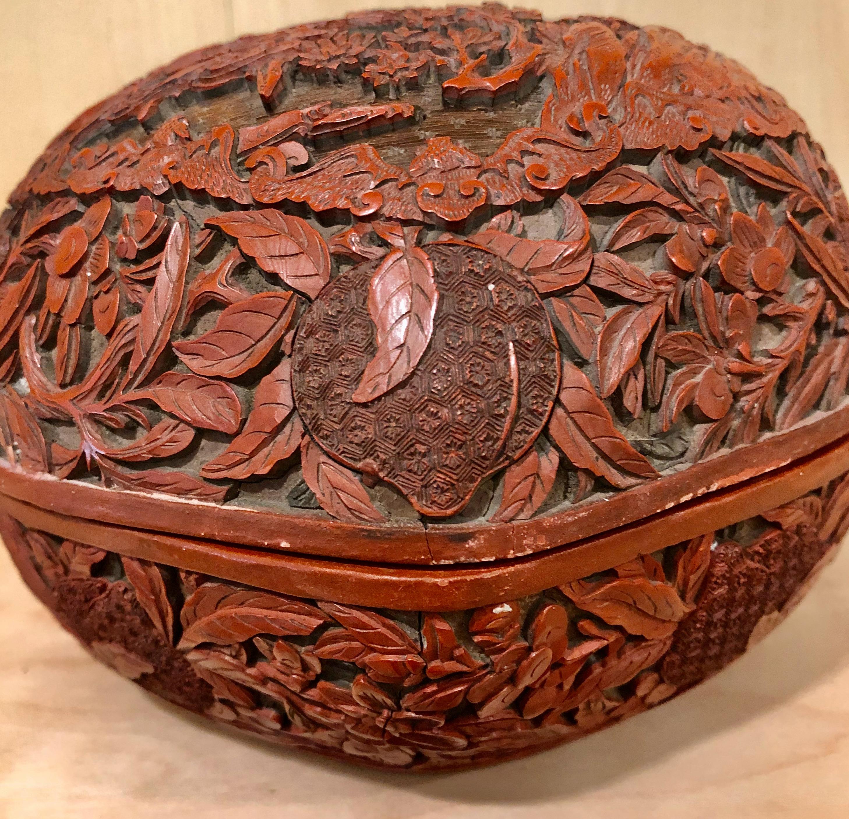 Fein geschnitzte chinesische Cinnabar-Schachtel und Deckel aus dem späten 18. bis frühen 19. Jahrhundert (Geschnitzt) im Angebot