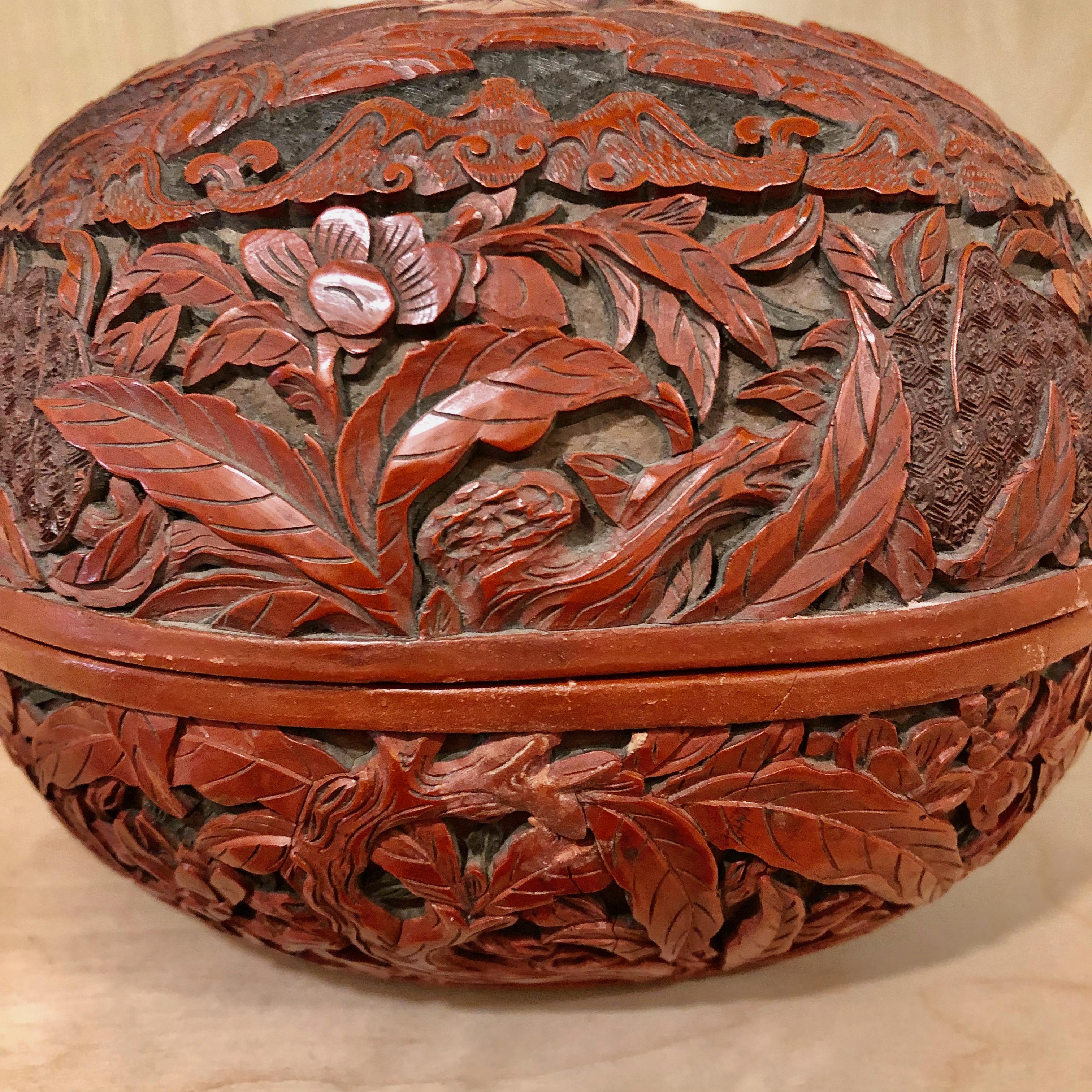 Fein geschnitzte chinesische Cinnabar-Schachtel und Deckel aus dem späten 18. bis frühen 19. Jahrhundert im Zustand „Gut“ im Angebot in Gainesville, FL