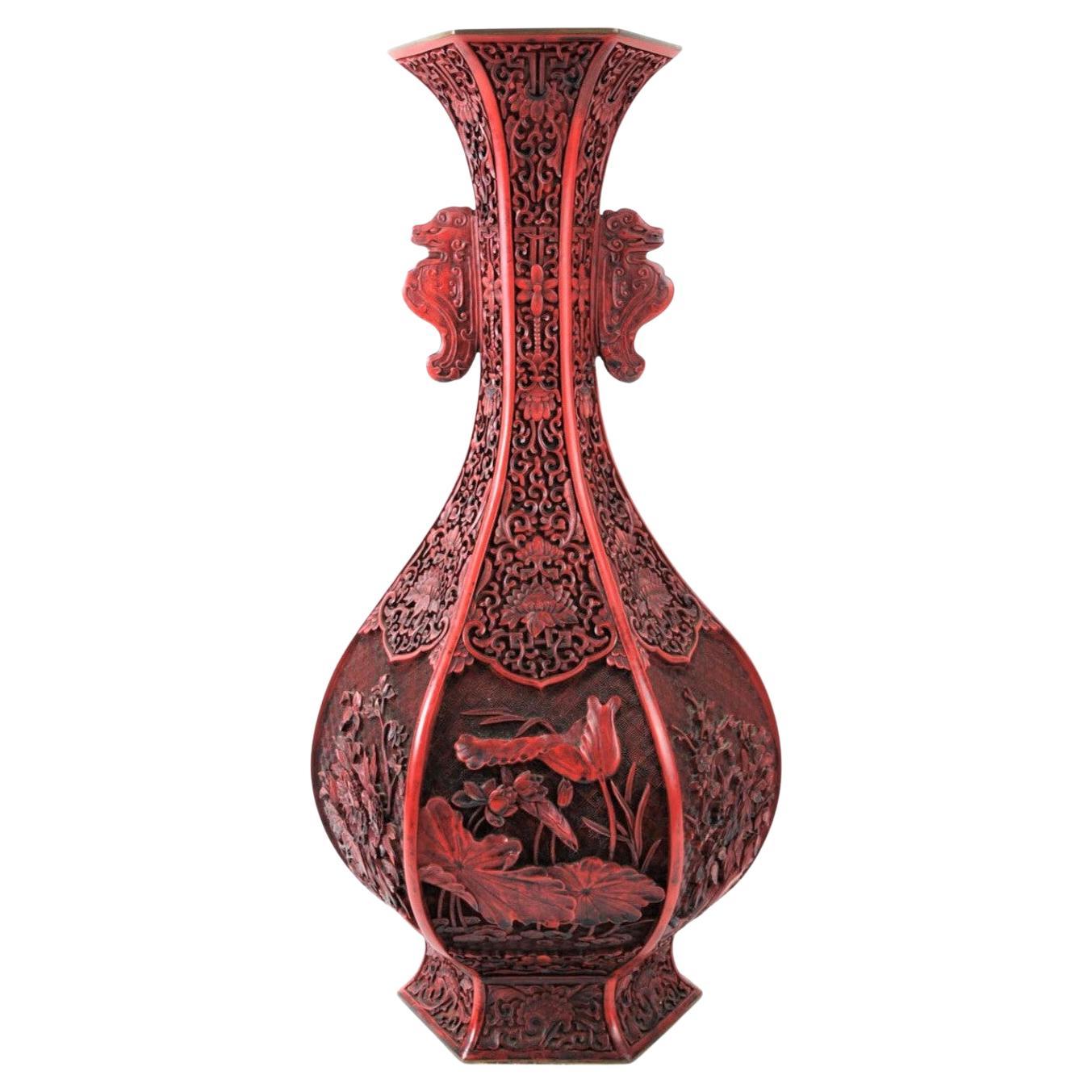 Vase chinois en laque Cinnabar                                            