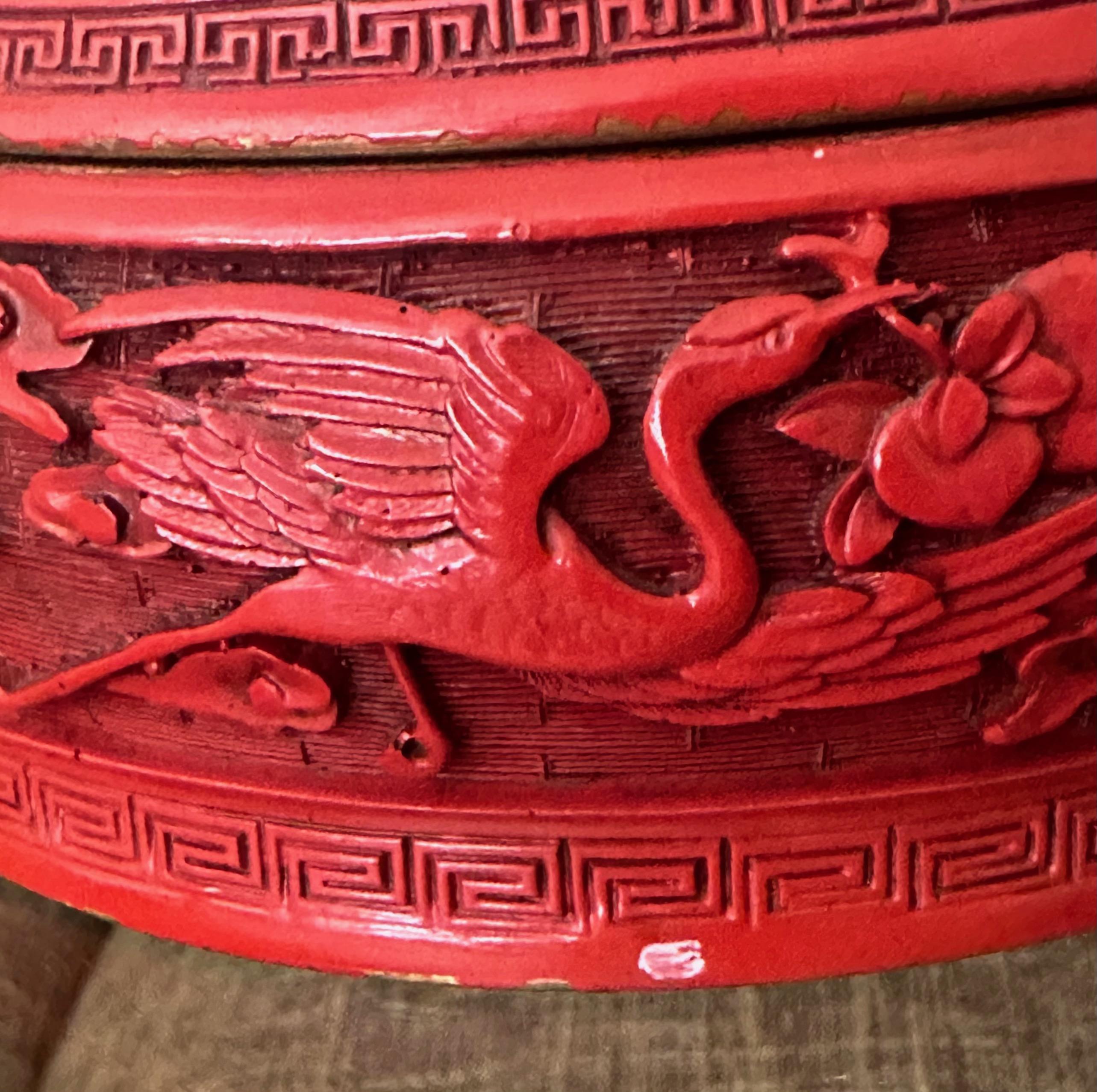 Caja china con tapa esmaltada y lacada en cinabrio en venta 5