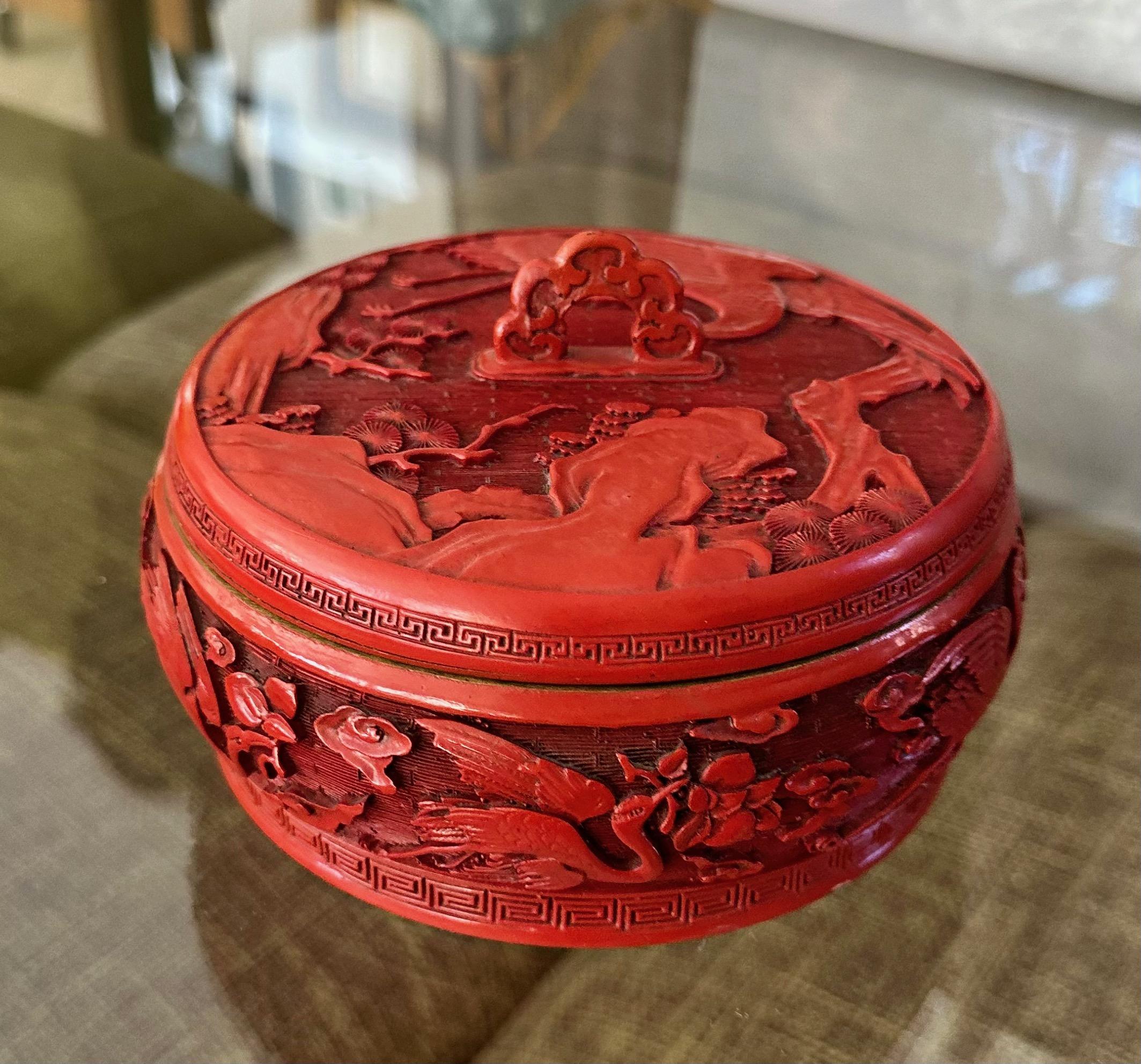 Caja china con tapa esmaltada y lacada en cinabrio en venta 12