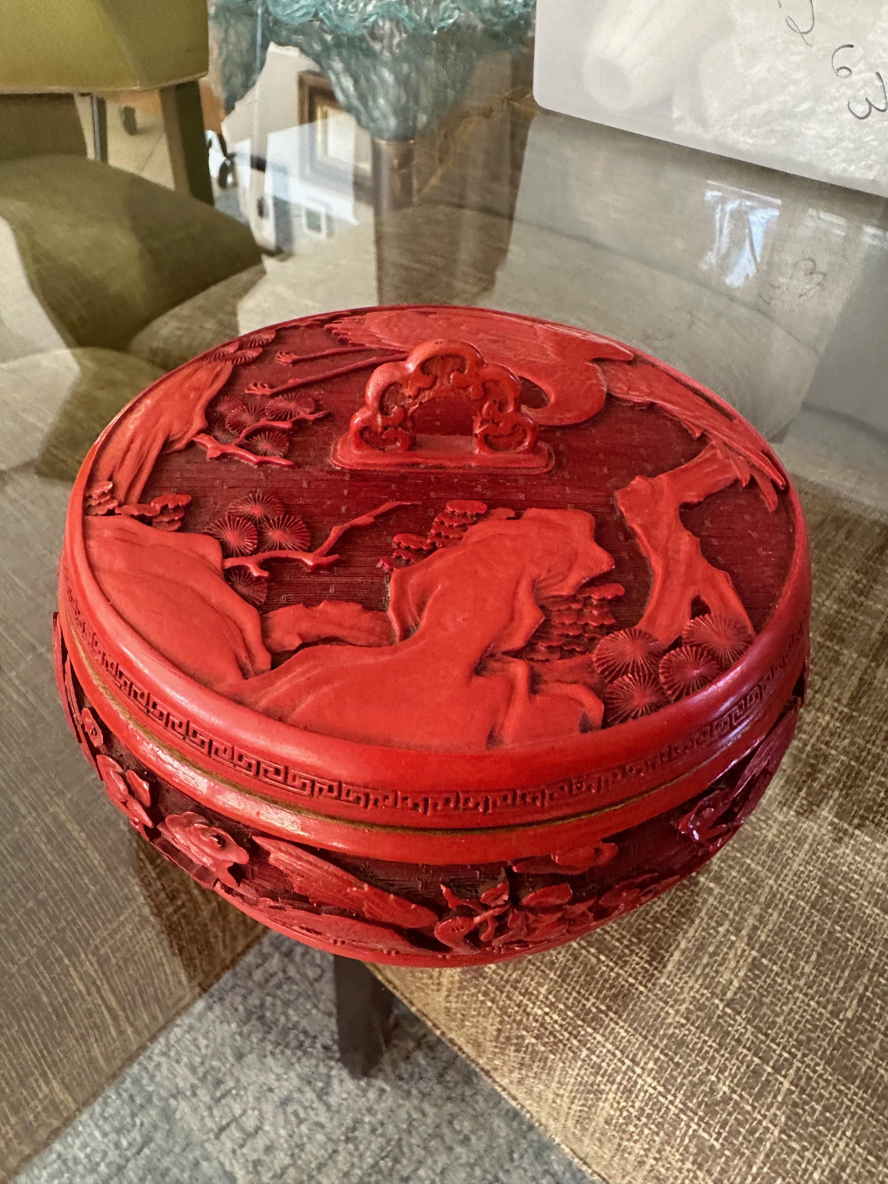 Caja antigua china de cinabrio con tapa e interior de esmalte azul. Tallado minuciosamente con grullas, árboles y motivos florales y foliados.
