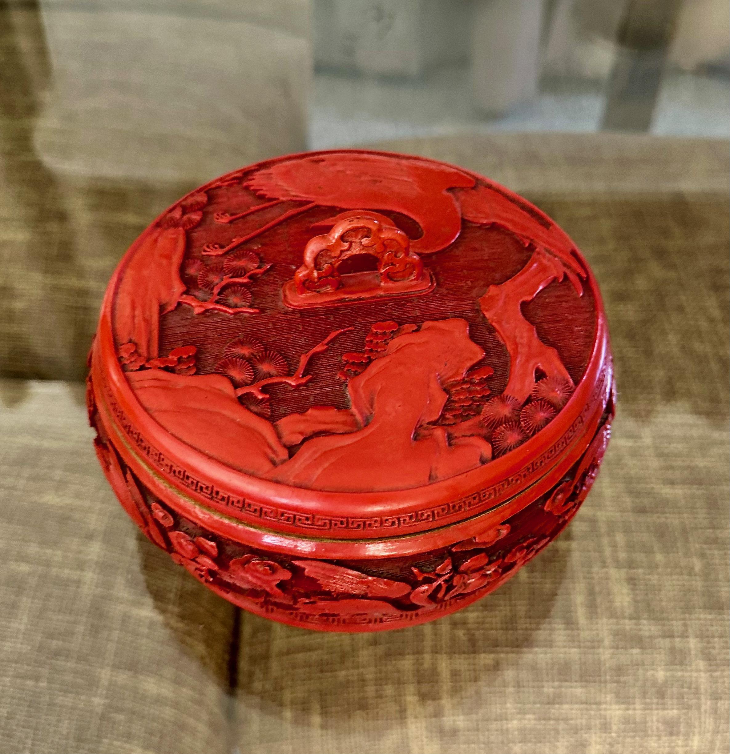 Caja china con tapa esmaltada y lacada en cinabrio siglo XX en venta