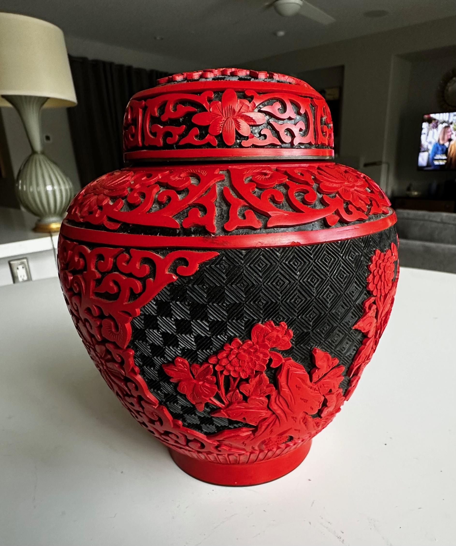 Chinese Cinnabar Lacquered Lidded Vase In Good Condition For Sale In Palm Springs, CA
