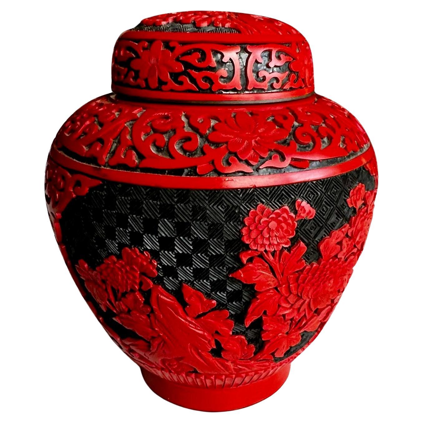 Chinesische Vase aus Cinnabar mit Deckel, lackiert
