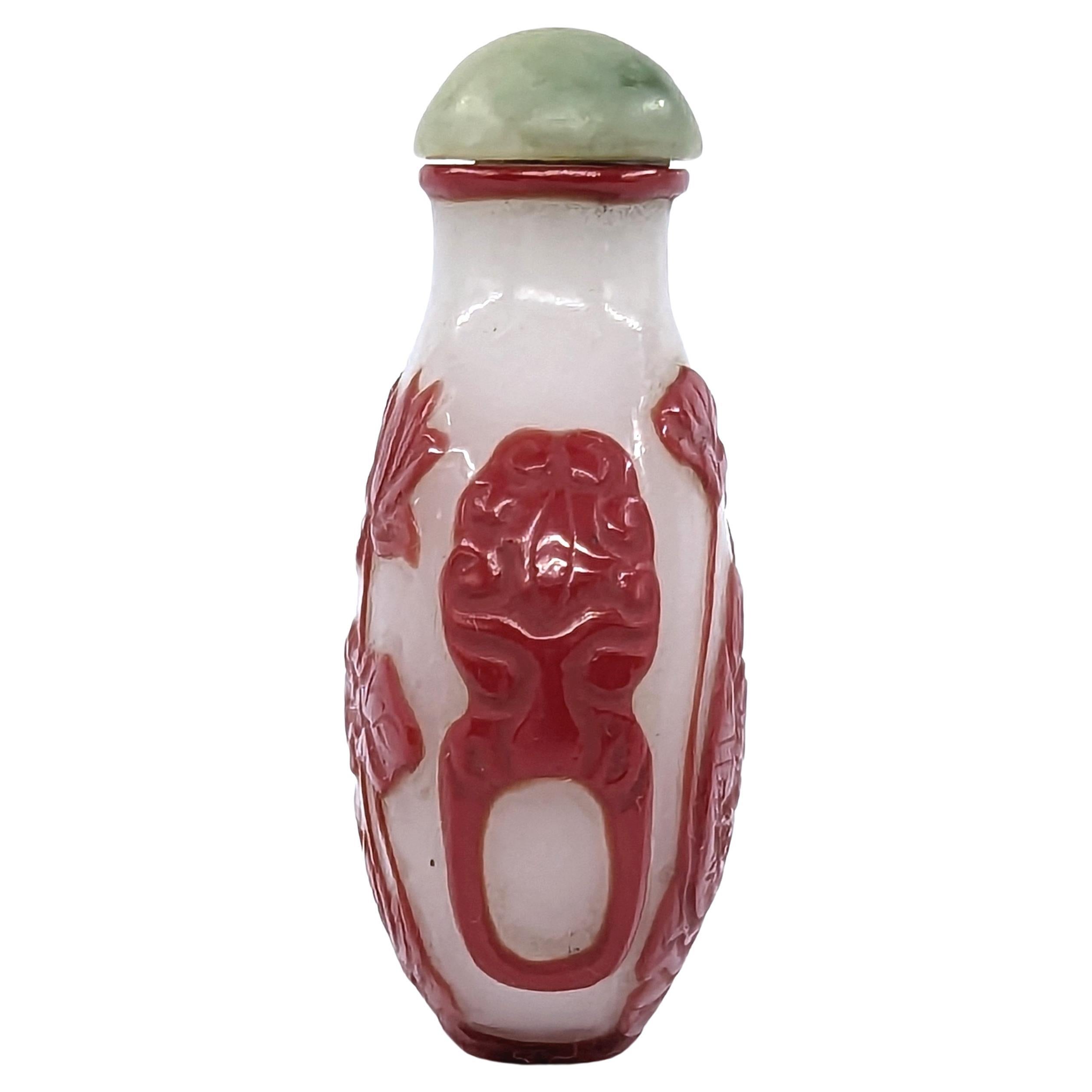 Chinesische Cinnabar-Schnupftabakflasche mit rotem Glasüberzug, Mandarin Entenkäfer Lotus Jade 20c ROC (20. Jahrhundert) im Angebot