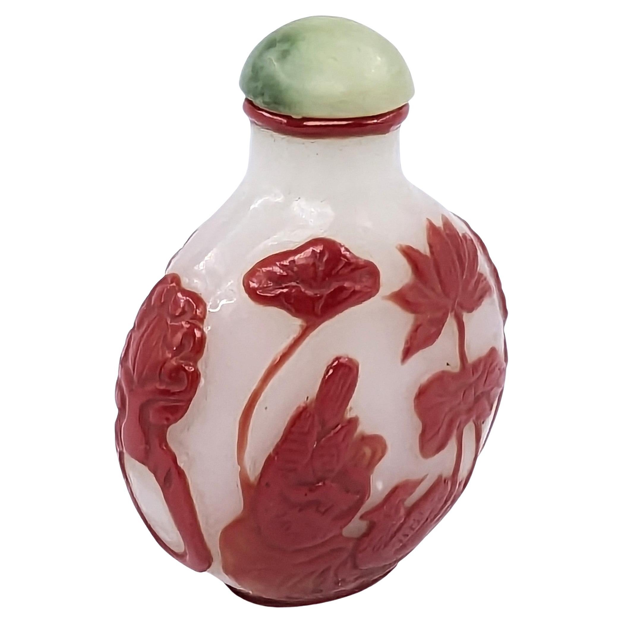 Chinesische Cinnabar-Schnupftabakflasche mit rotem Glasüberzug, Mandarin Entenkäfer Lotus Jade 20c ROC (Milchglas) im Angebot