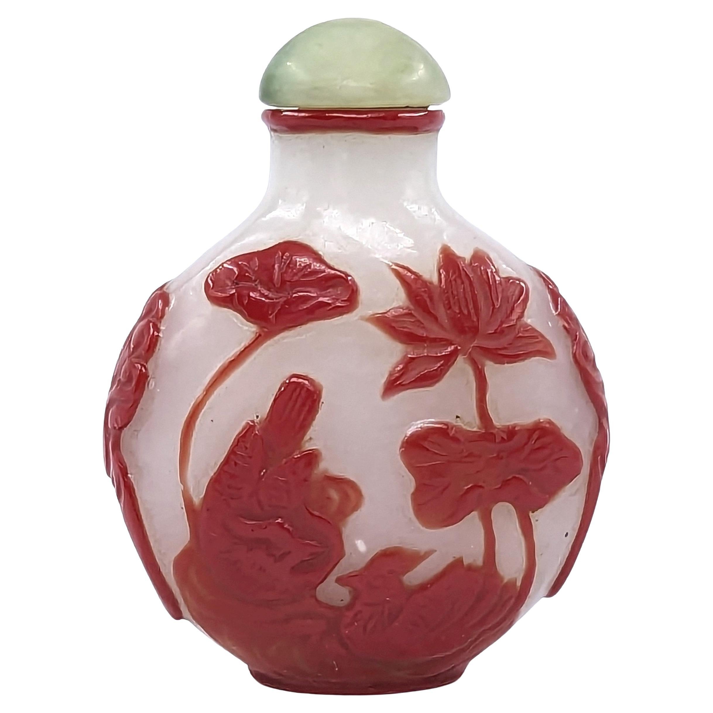 Tabatière chinoise Cinnabar rouge recouverte de verre, canard mandarin, lotus et jade 20c ROC