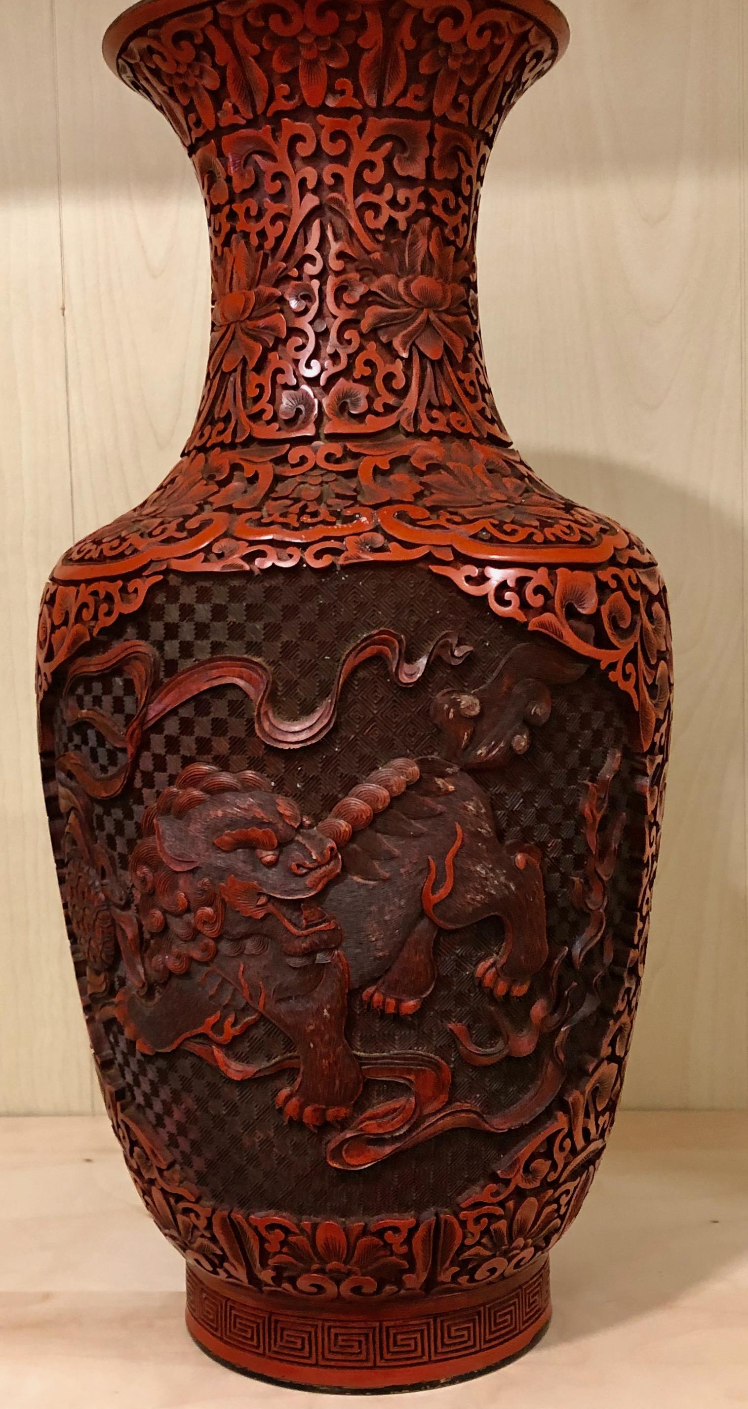 Vase chinois en cinabre finement sculpté avec représentation des chiens foo, 19e siècle.