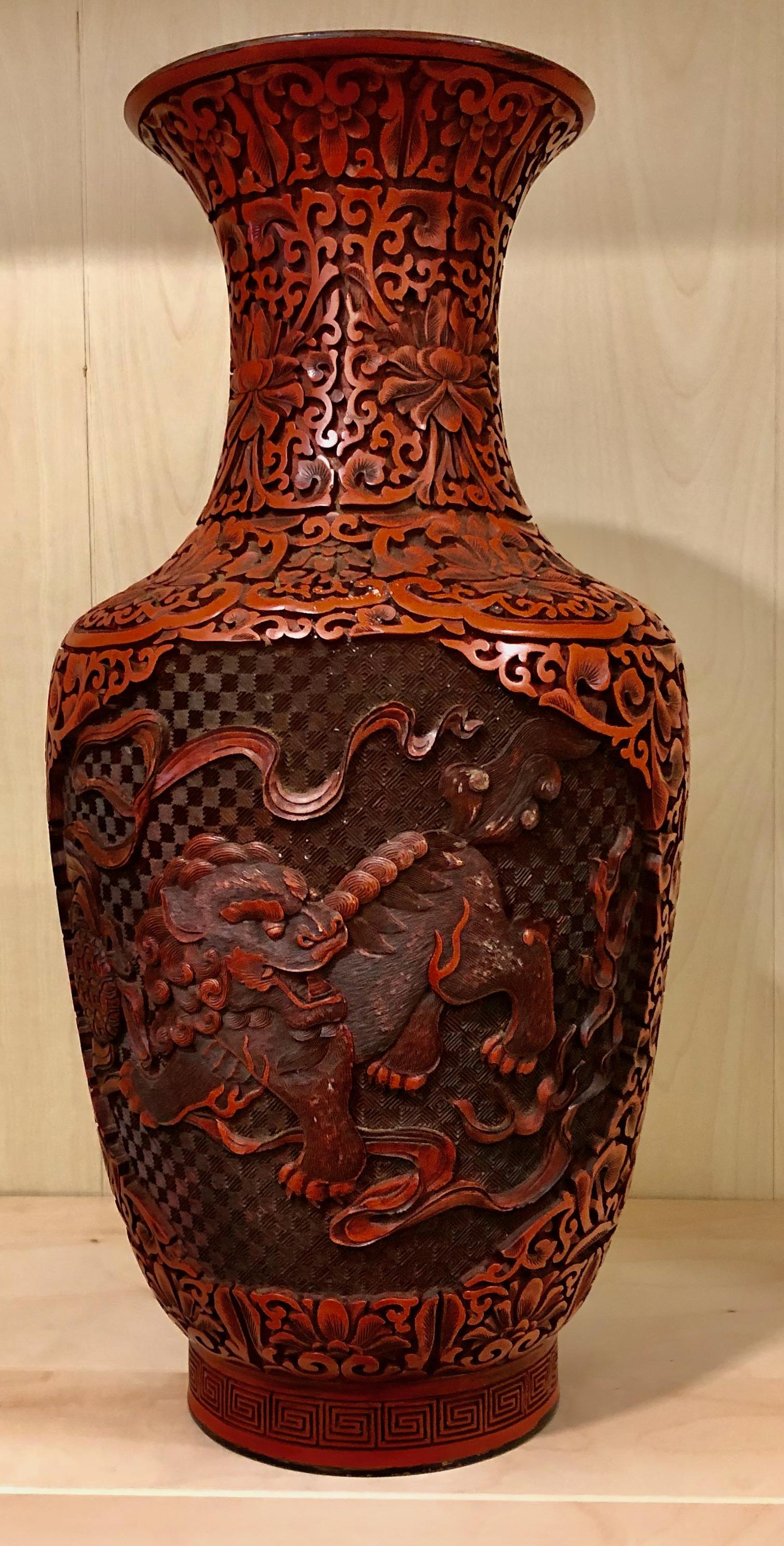 Exportation chinoise Vase chinois Cinnabar avec chiens Foo finement sculptés, 19ème siècle en vente