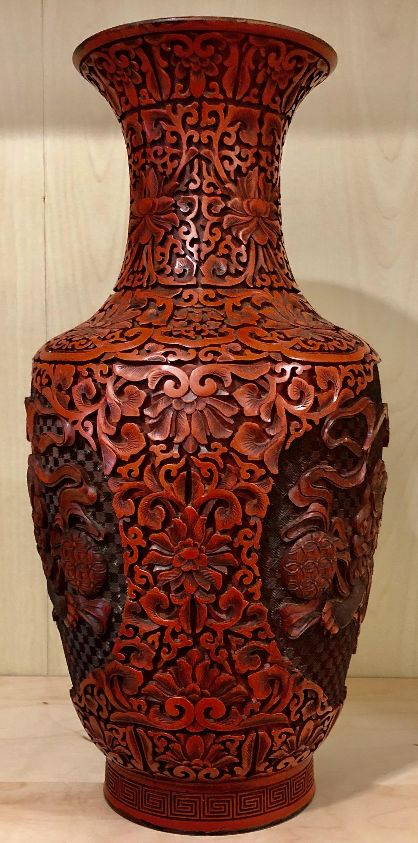 Chinesische Cinnabar-Vase mit fein geschnitzten Foo- Hunden, 19. Jahrhundert im Zustand „Hervorragend“ im Angebot in Gainesville, FL