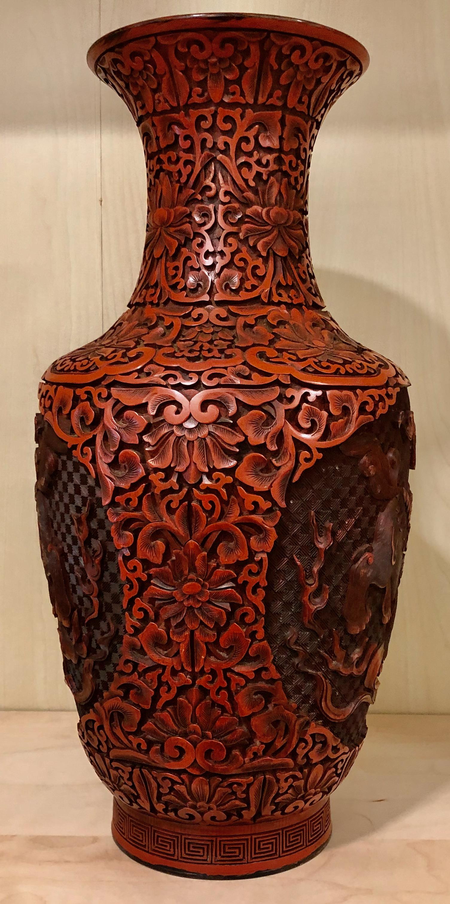 Chinesische Cinnabar-Vase mit fein geschnitzten Foo- Hunden, 19. Jahrhundert (Lack) im Angebot