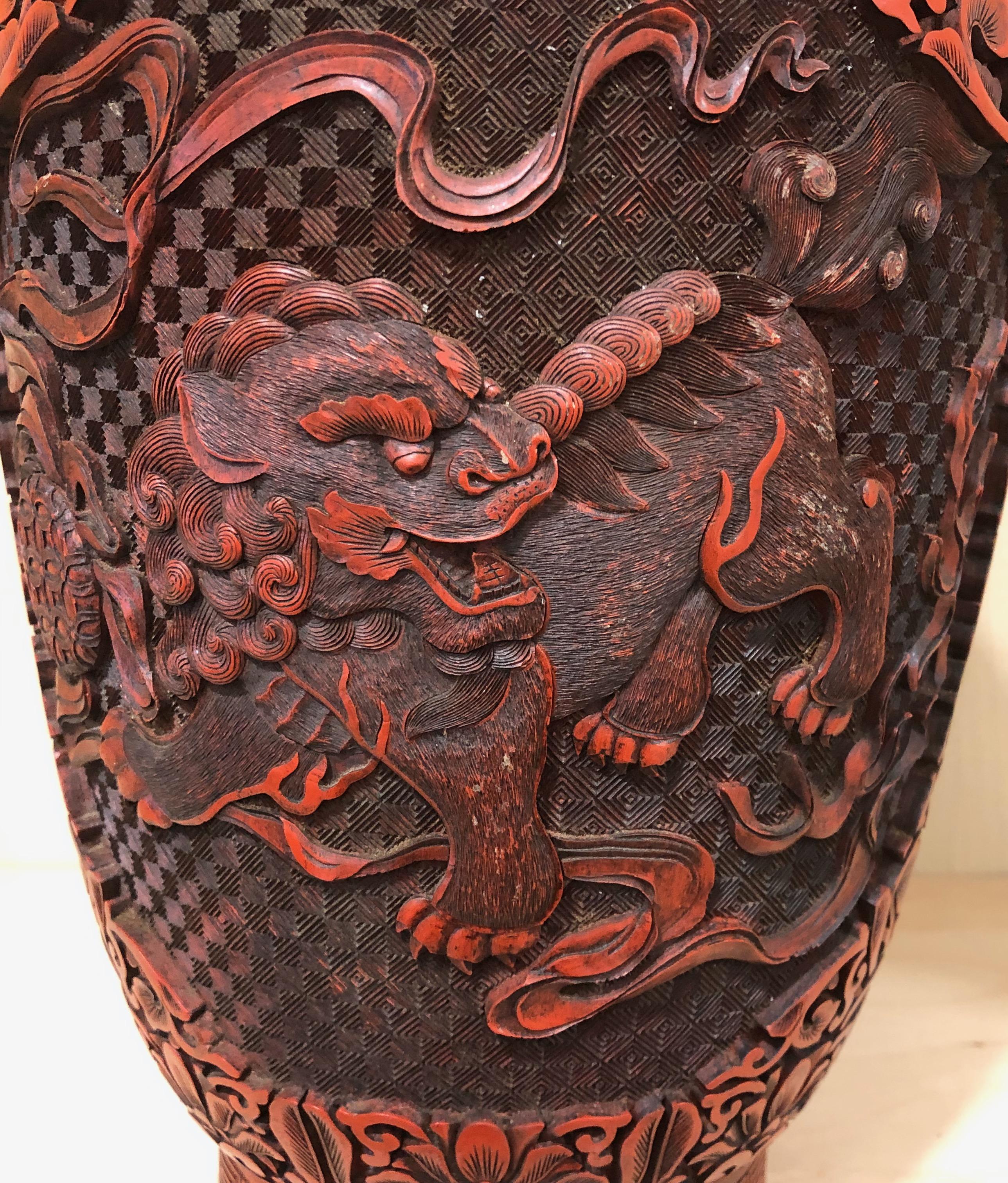 Laque Vase chinois Cinnabar avec chiens Foo finement sculptés, 19ème siècle en vente