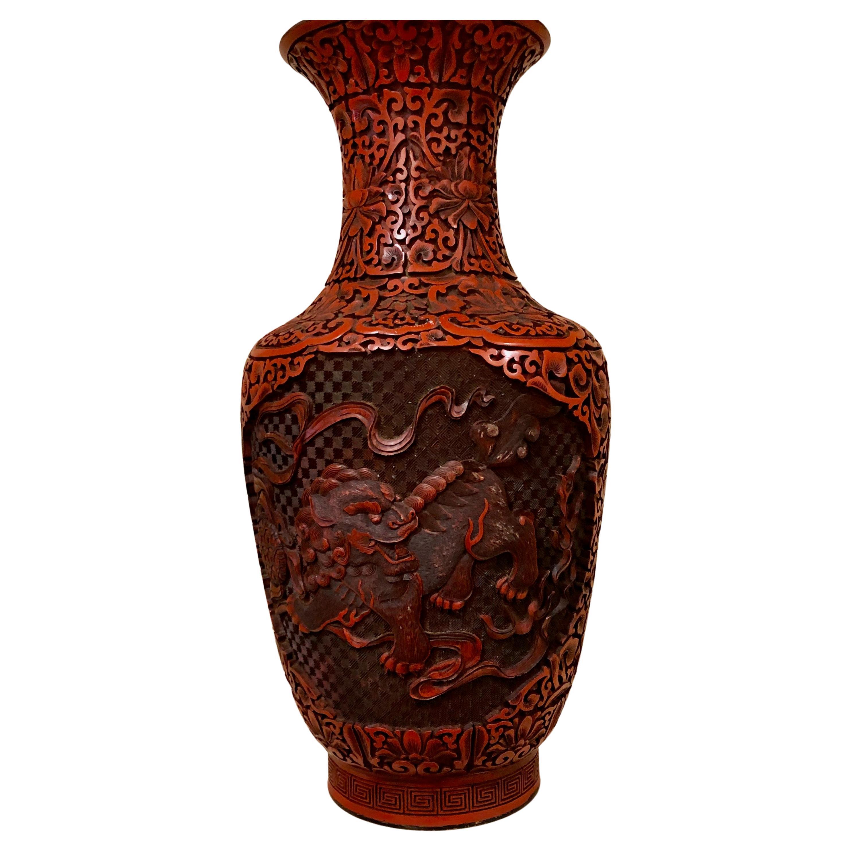 Vase chinois Cinnabar avec chiens Foo finement sculptés, 19ème siècle en vente