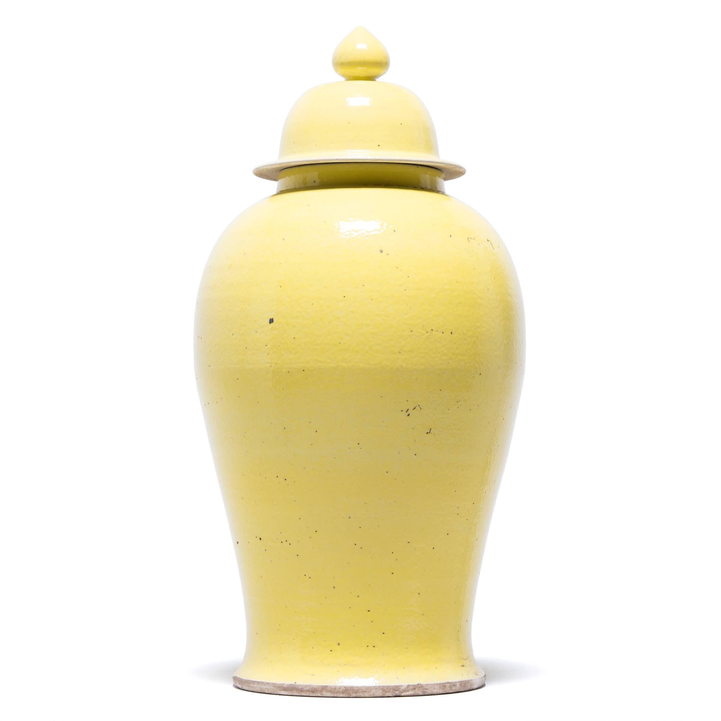 Chinois Grand pot à balustre jaune citron en vente