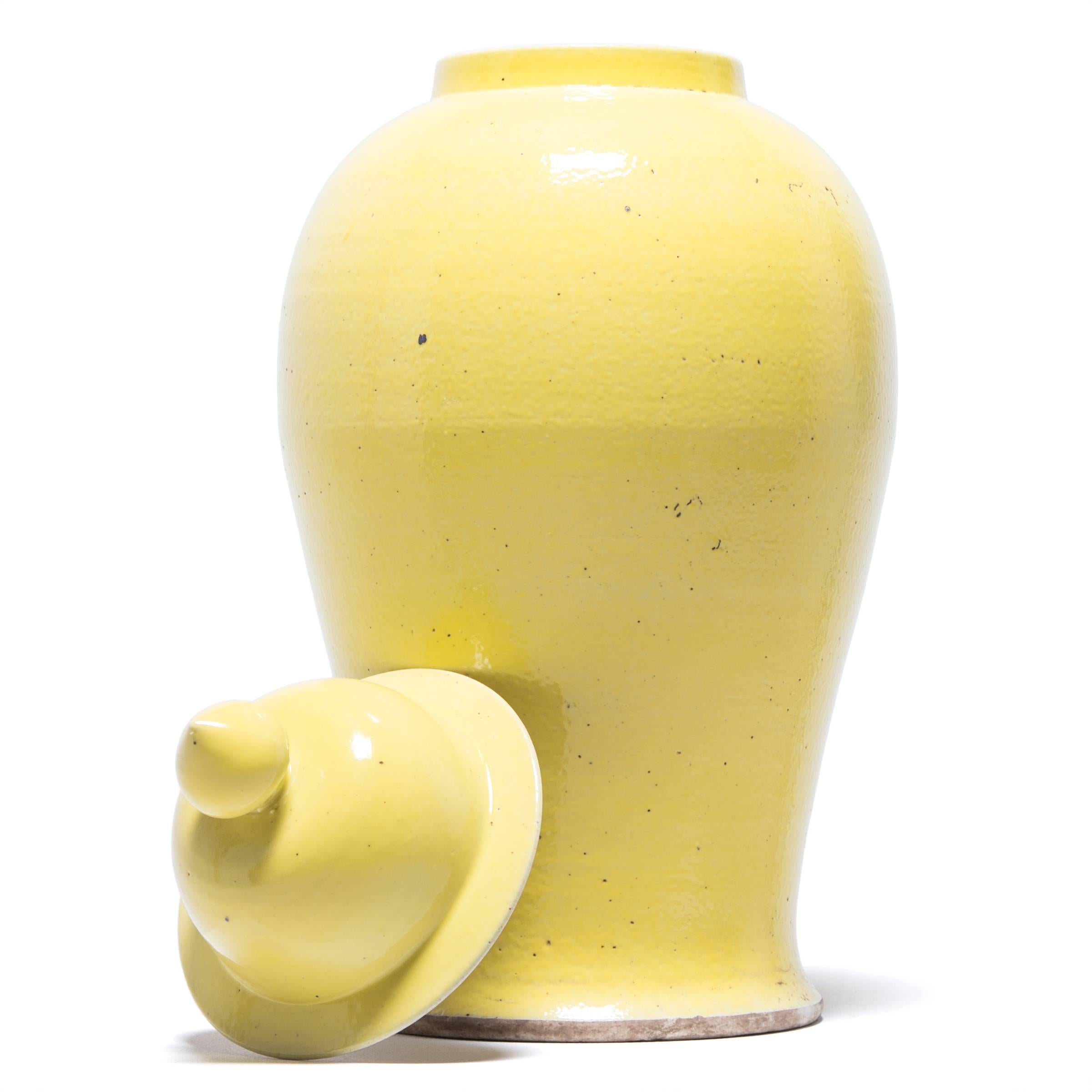 Vernissé Grand pot à balustre jaune citron en vente