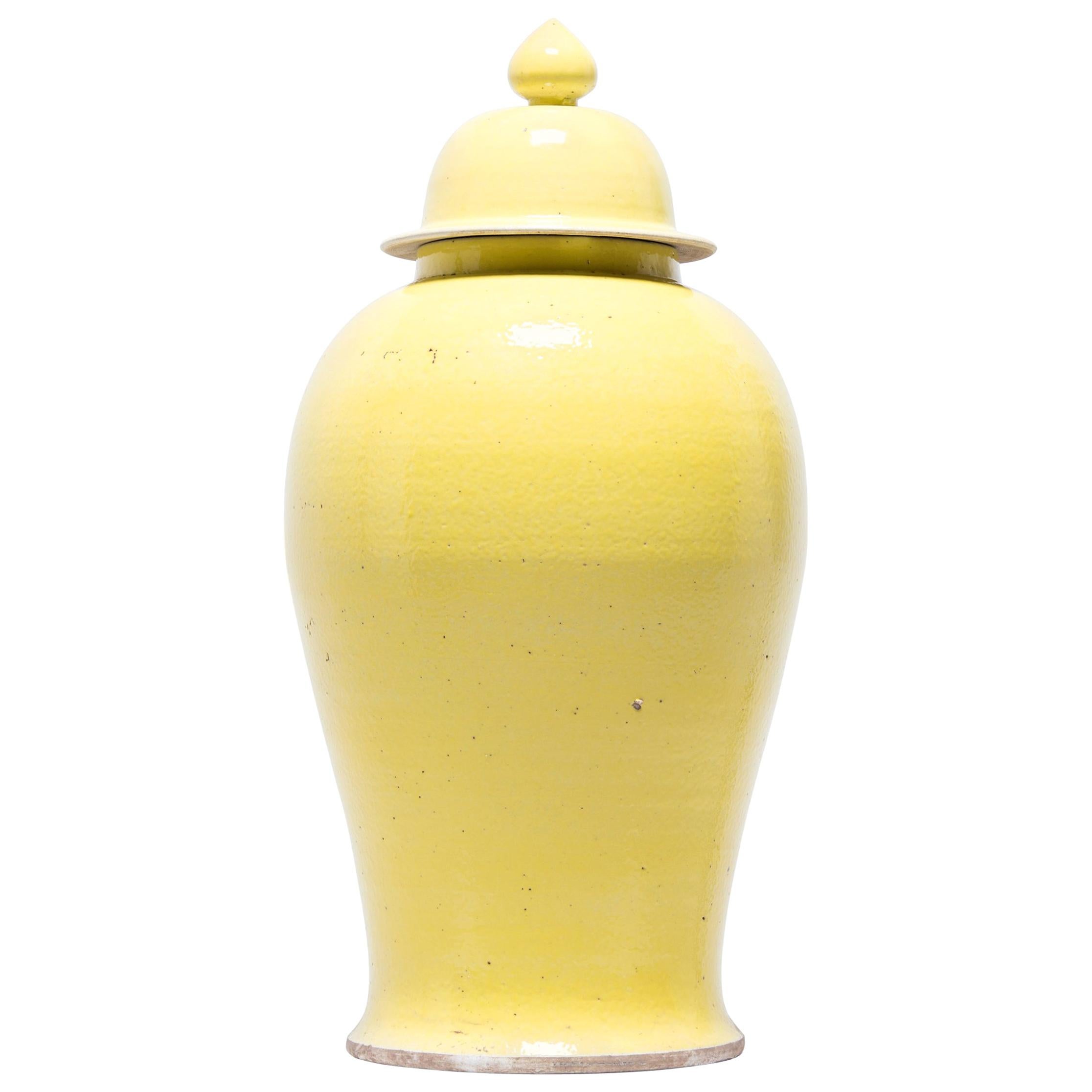 Grand pot à balustre jaune citron en vente