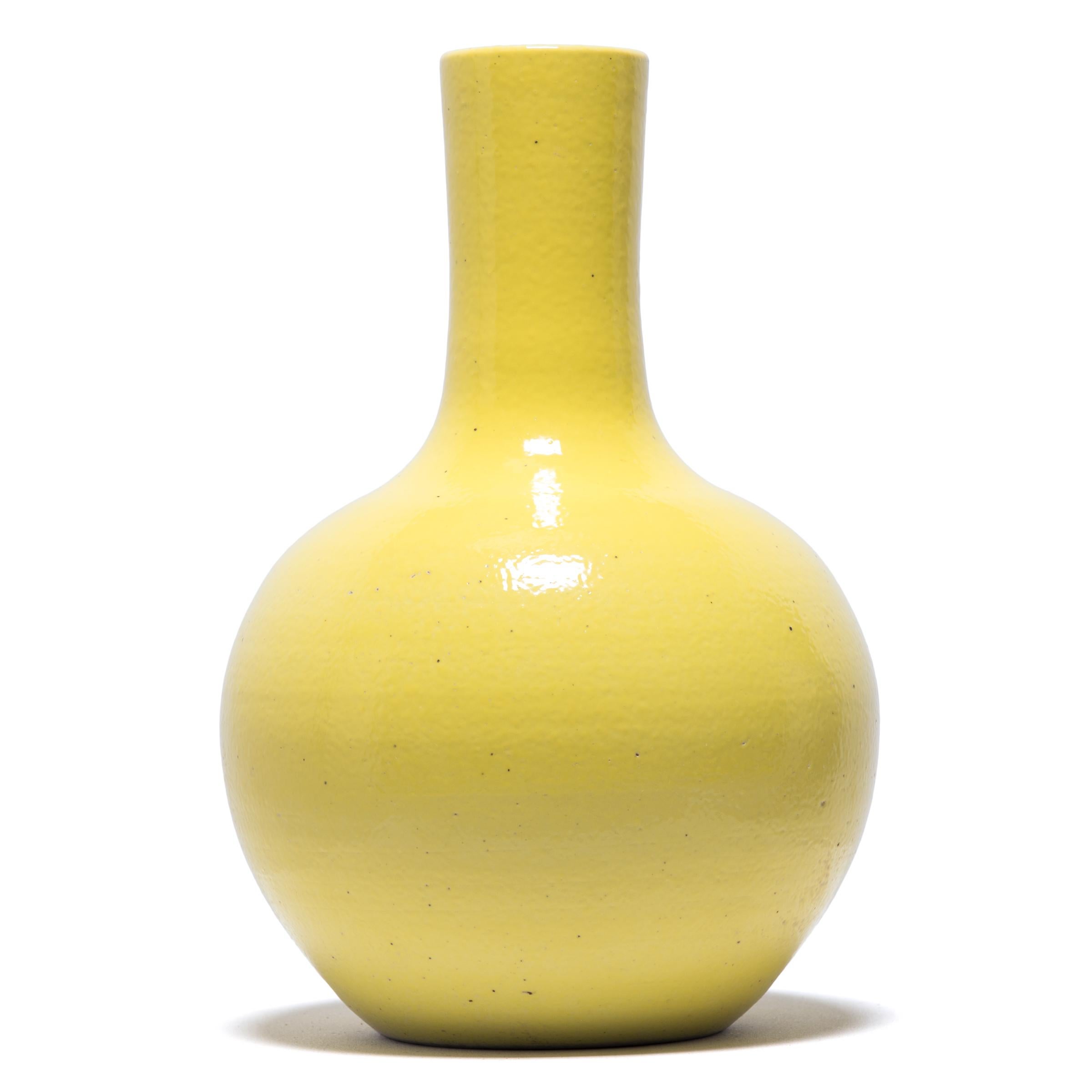Chinese Citron Yellow Gooseneck Vase In Good Condition In Chicago, IL