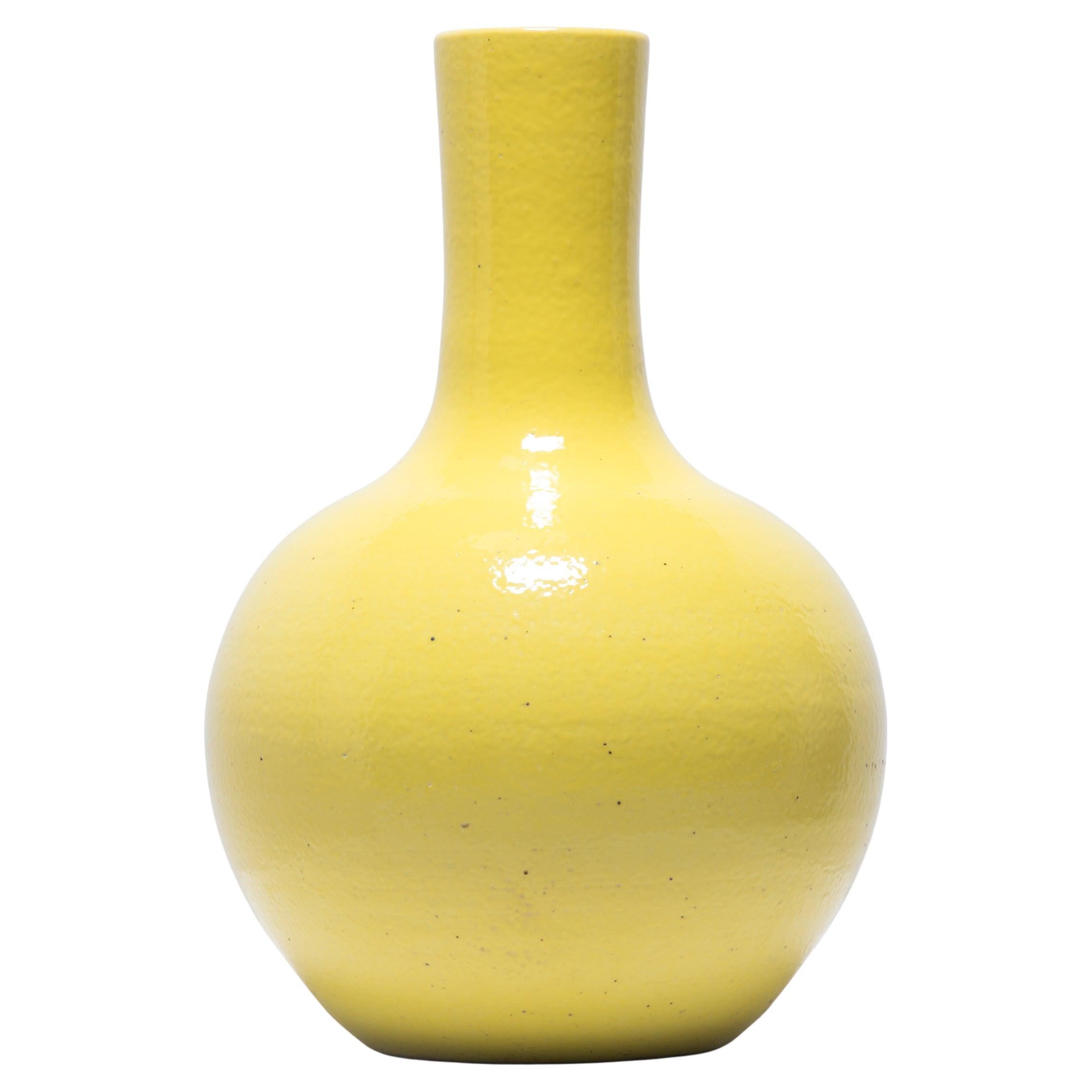 Vase à col roulé jaune citron en vente