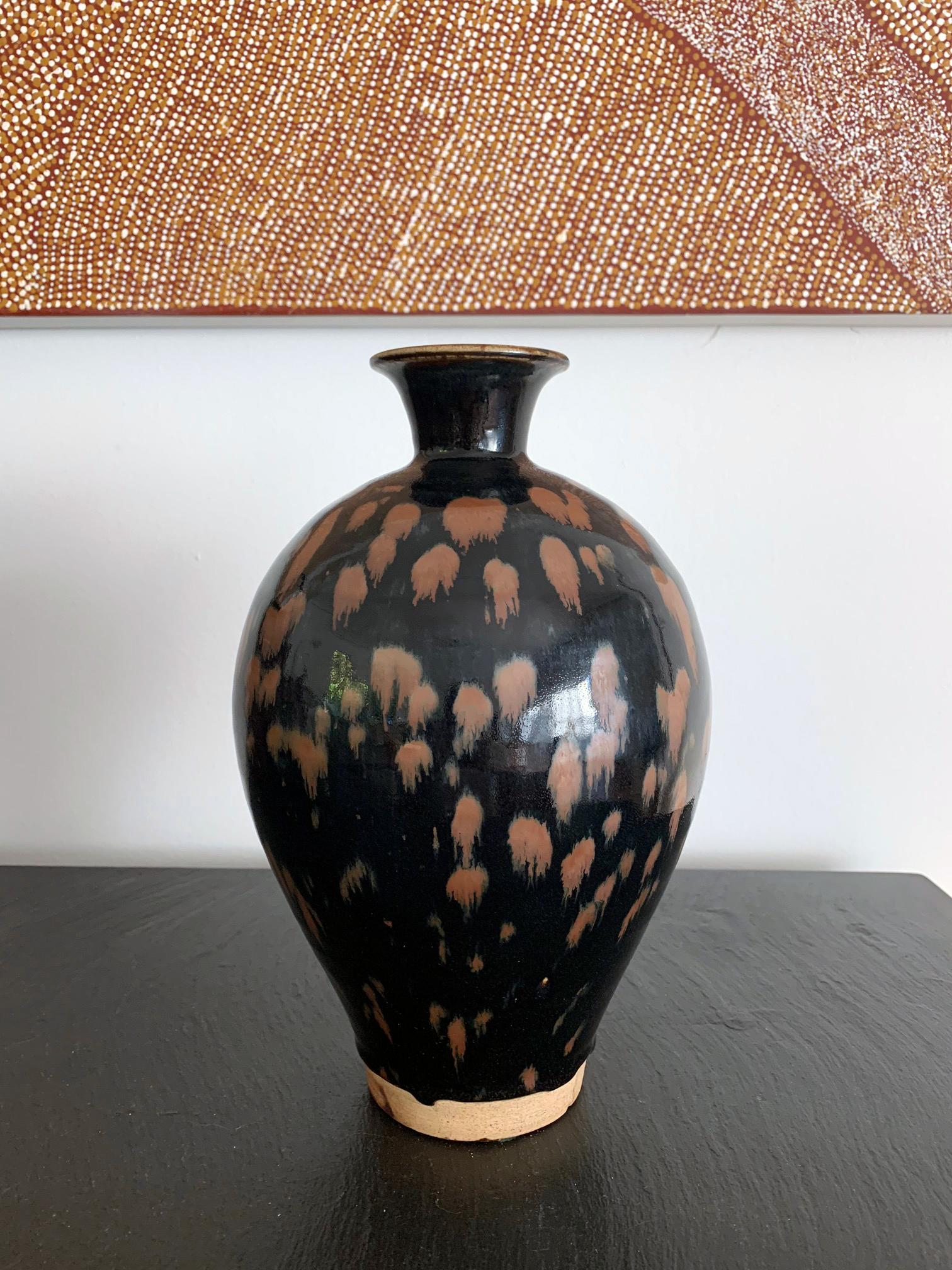 An elegant Chinese ceramic vase in the classic Meiping form, with black glaze and brown russet-splashed pattern. The russet splash glaze was an iconic glaze design from Cizhou China, Northern Song-Jin Dynasty circa 12th century. It is also known as