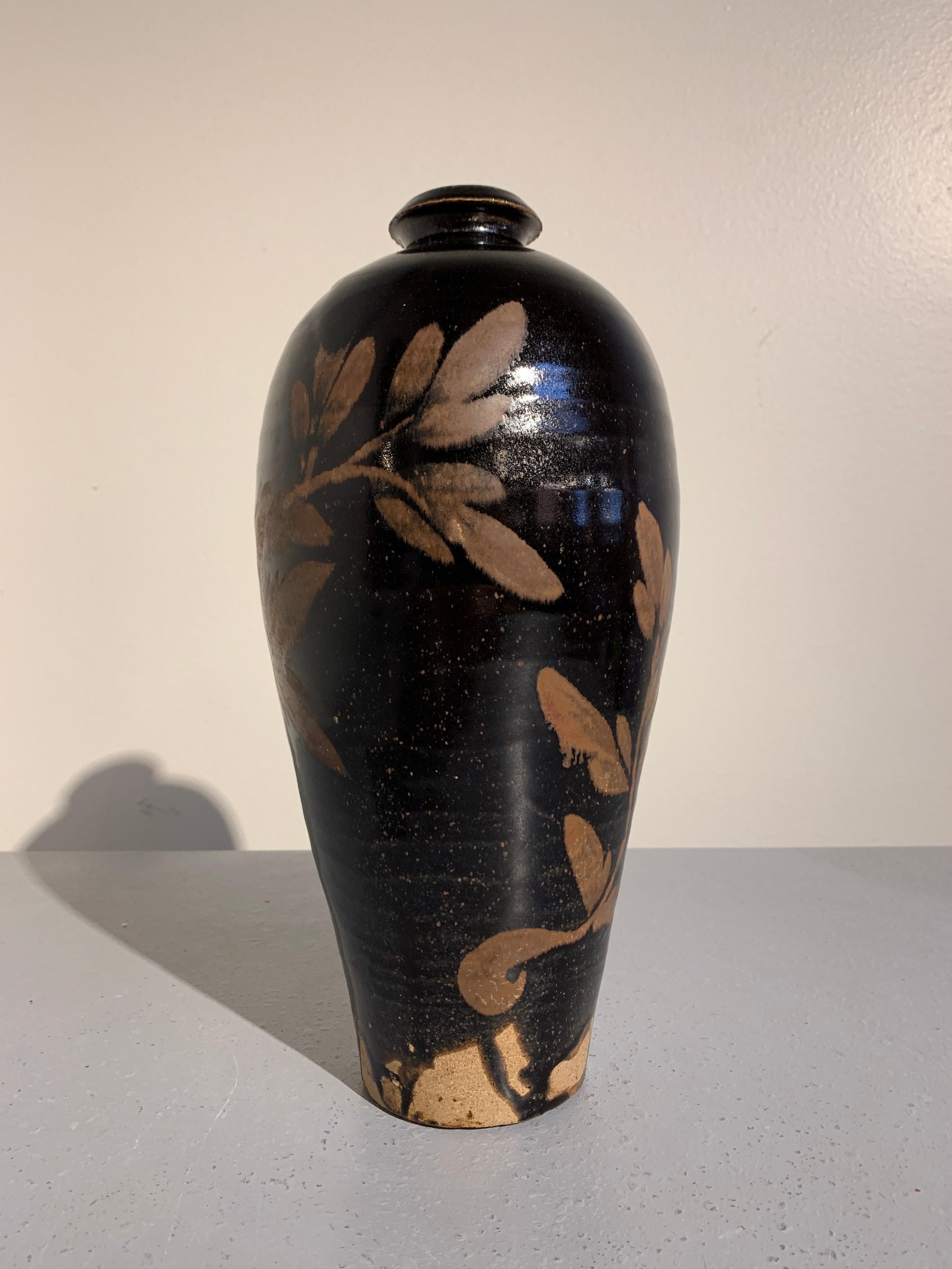 A simply beautiful Chinese black glazed and russet painted cizhou stoneware meiping vase, Northern Song to Jin Dynasty, in the manner of Song-Jin Dynasty, 1925.

The tall and slender meiping (lit. plum vase) rests upon a deeply recessed foot, the