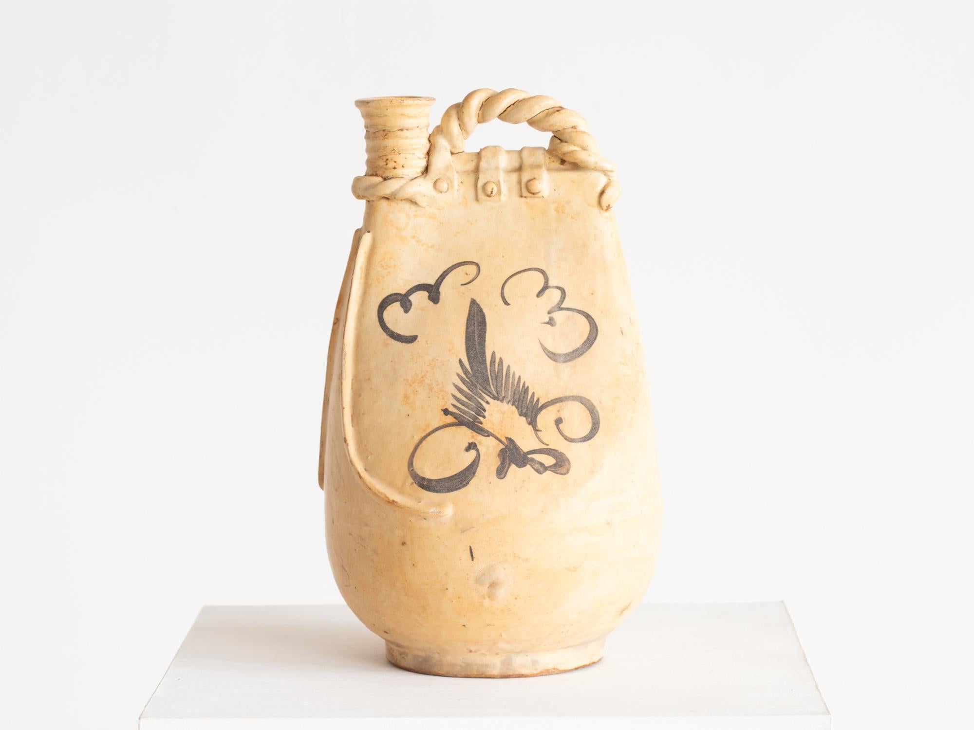 Un récipient en céramique à glaçure glacée cizhou ware, inspiré d'un récipient à eau en cuir utilisé par les nomades dans le nord de la Chine. Chinois, probablement de la dynastie Song (960 à 1279 ADS).

Perte minime au niveau de la