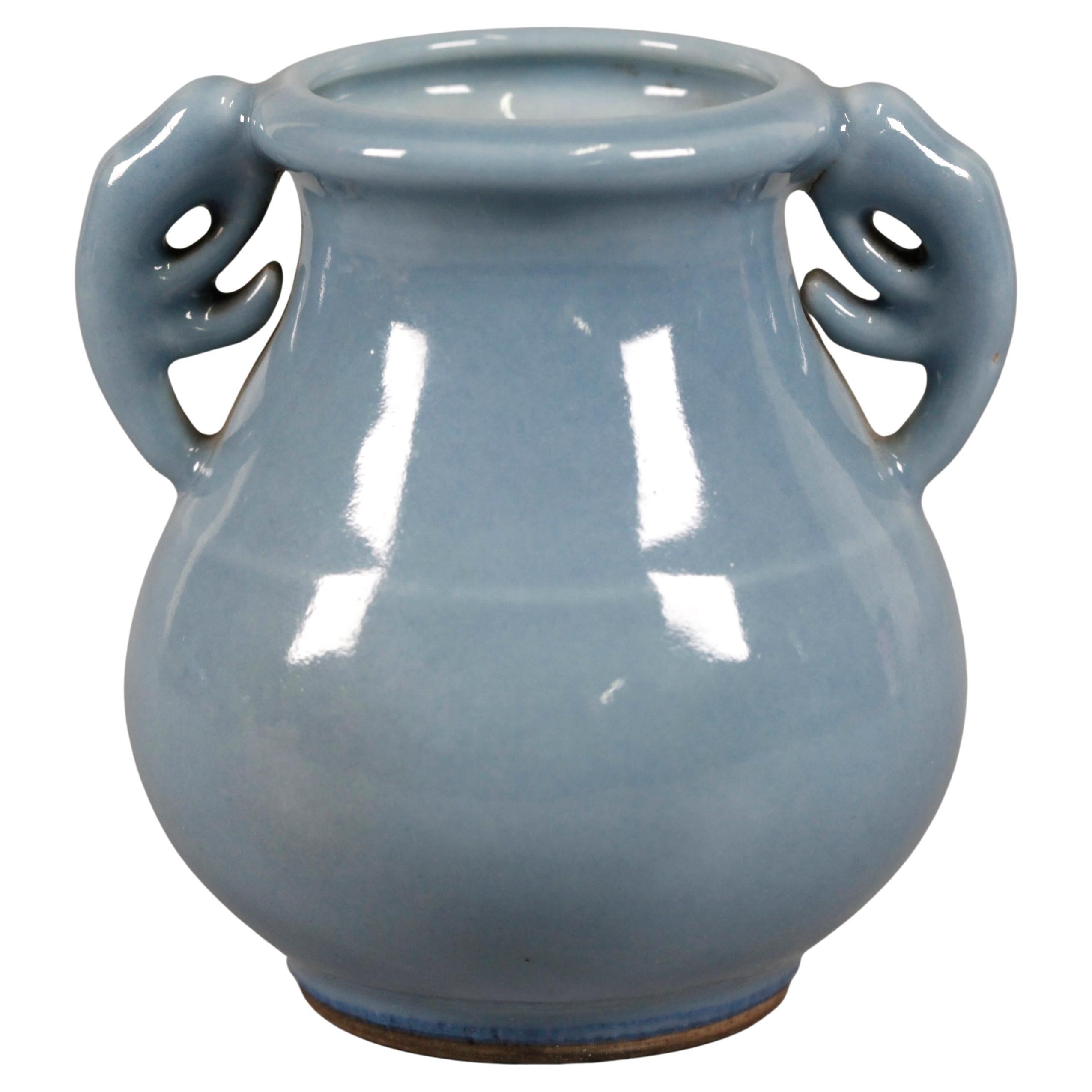 Vaso cinese in porcellana clair-de-lune, XIX secolo.