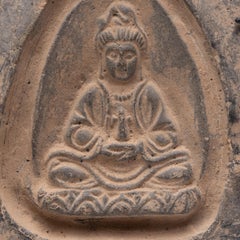 Amuleto Tsatsa chino de arcilla de Guanyin, c. 1900