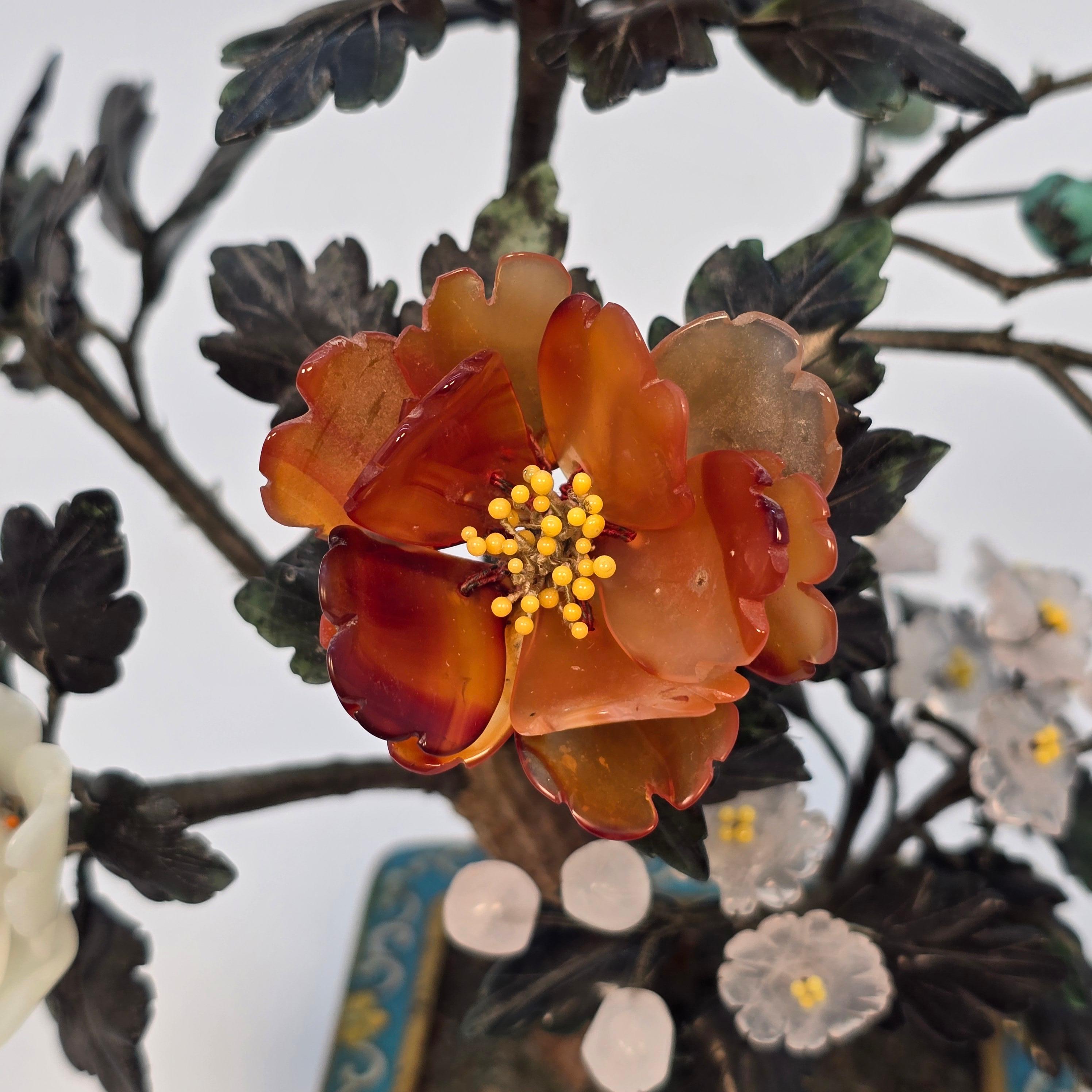 Bonsaï fleuri en pierre dure chinoise cloisonnée et sculptée. en vente 2
