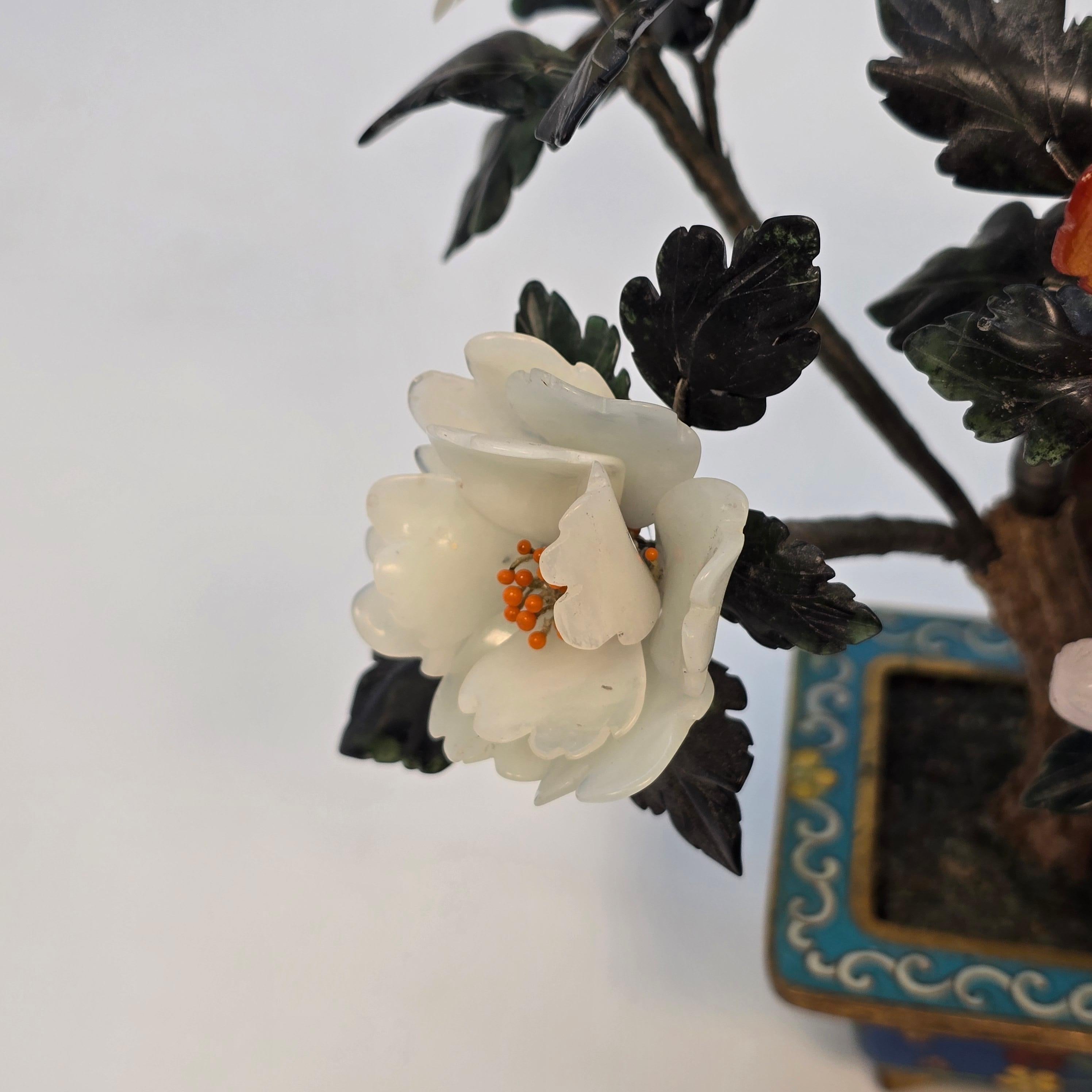 Bonsaï fleuri en pierre dure chinoise cloisonnée et sculptée. en vente 6