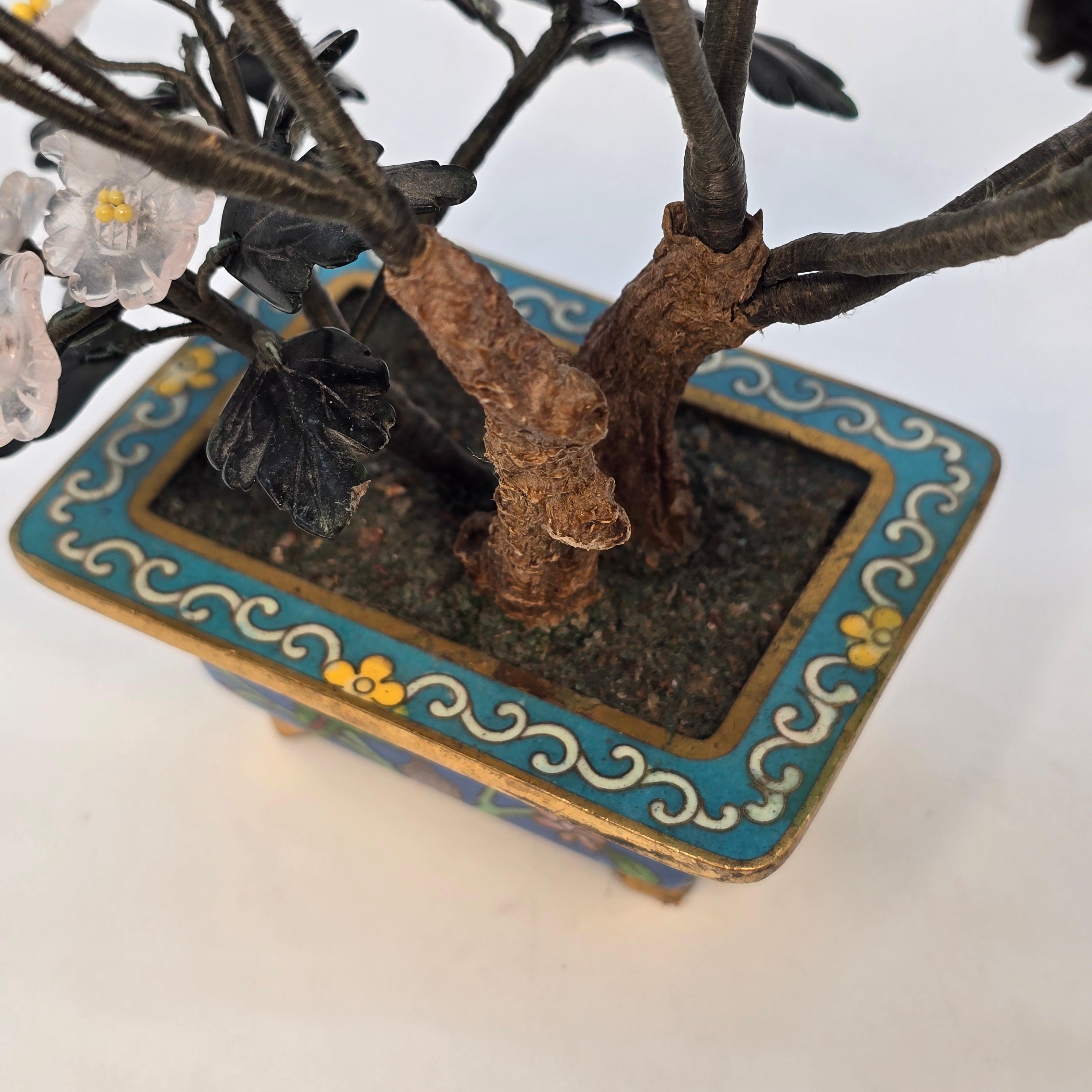 Bonsaï fleuri en pierre dure chinoise cloisonnée et sculptée. en vente 7