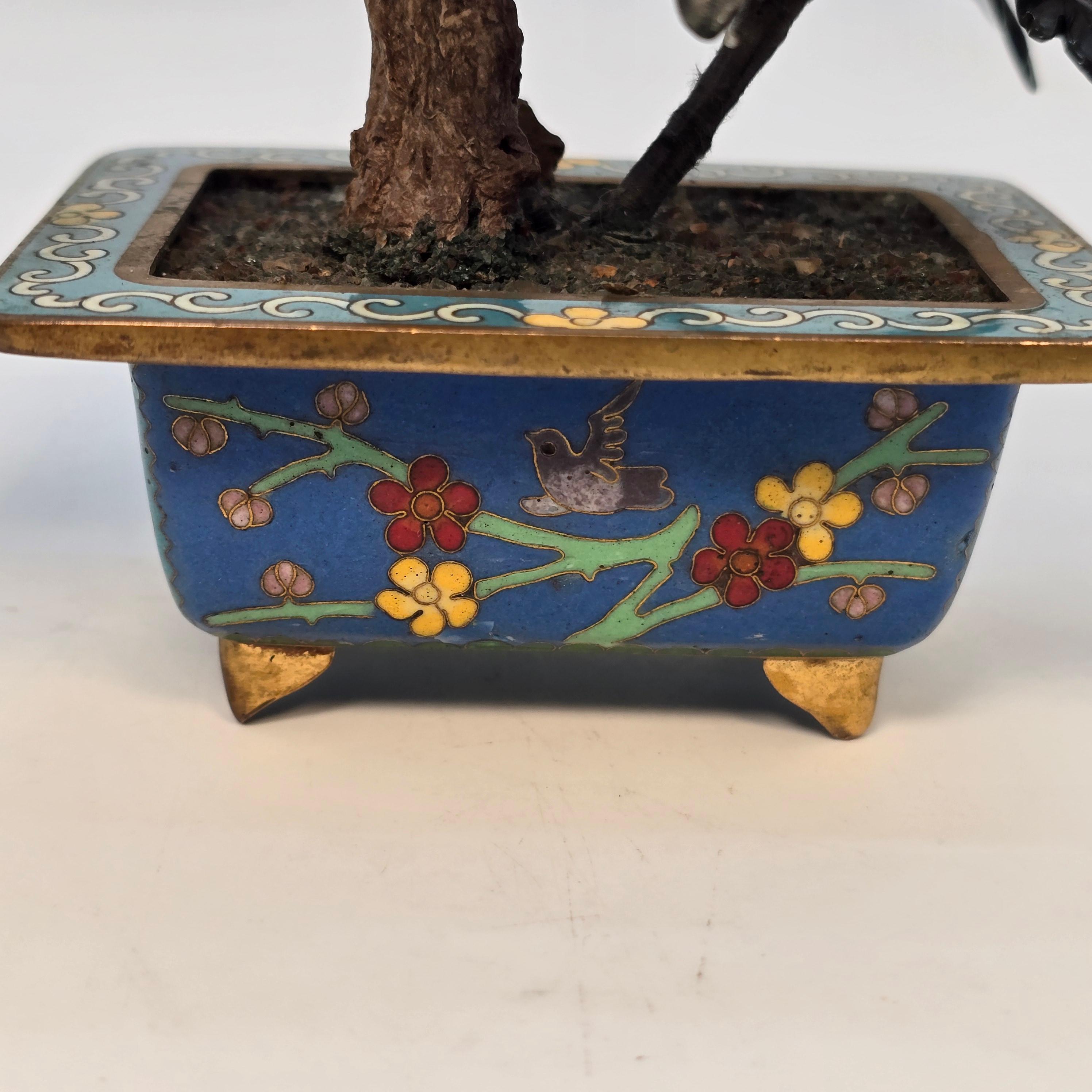 Bonsaï fleuri en pierre dure chinoise cloisonnée et sculptée. en vente 8