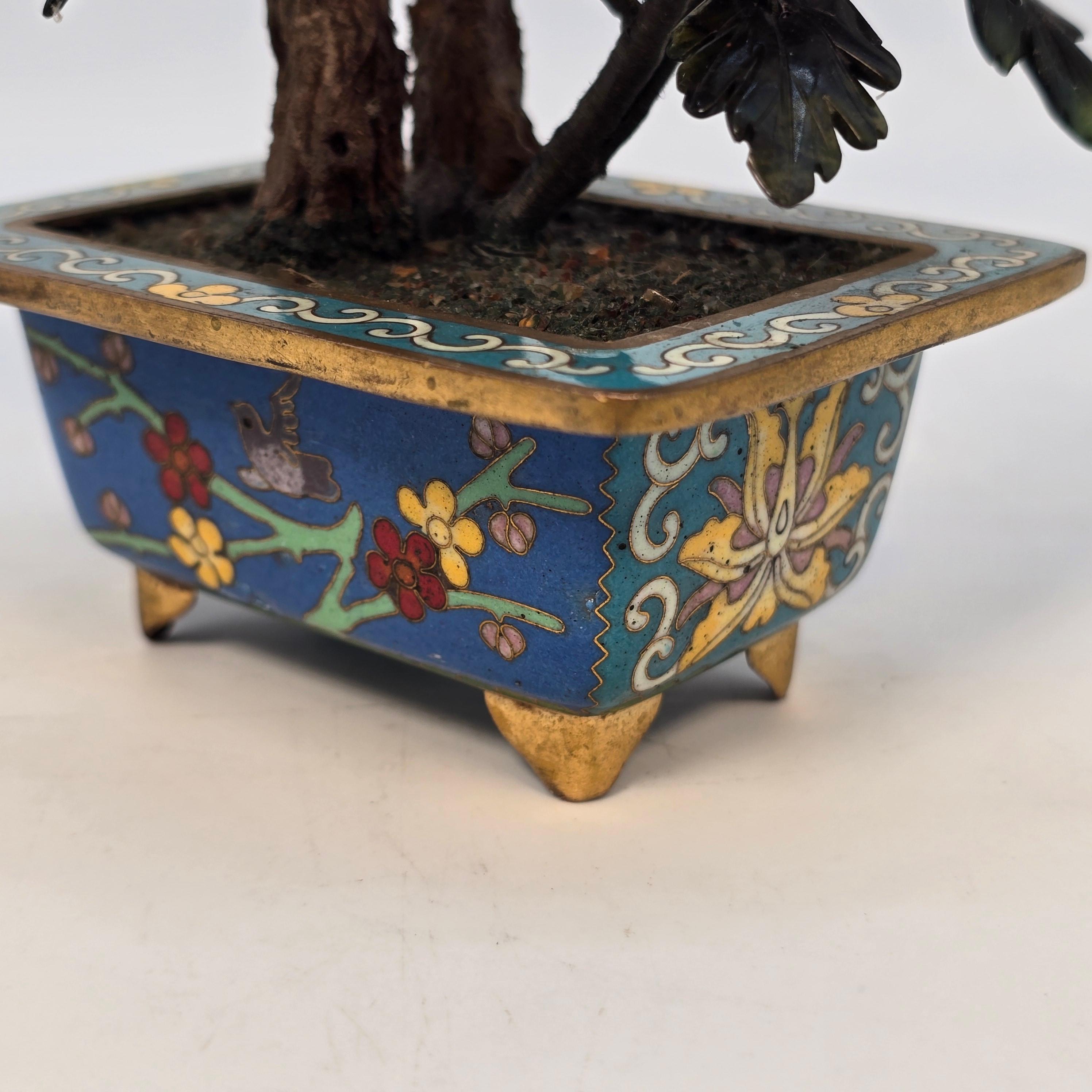 Bonsaï fleuri en pierre dure chinoise cloisonnée et sculptée. en vente 9