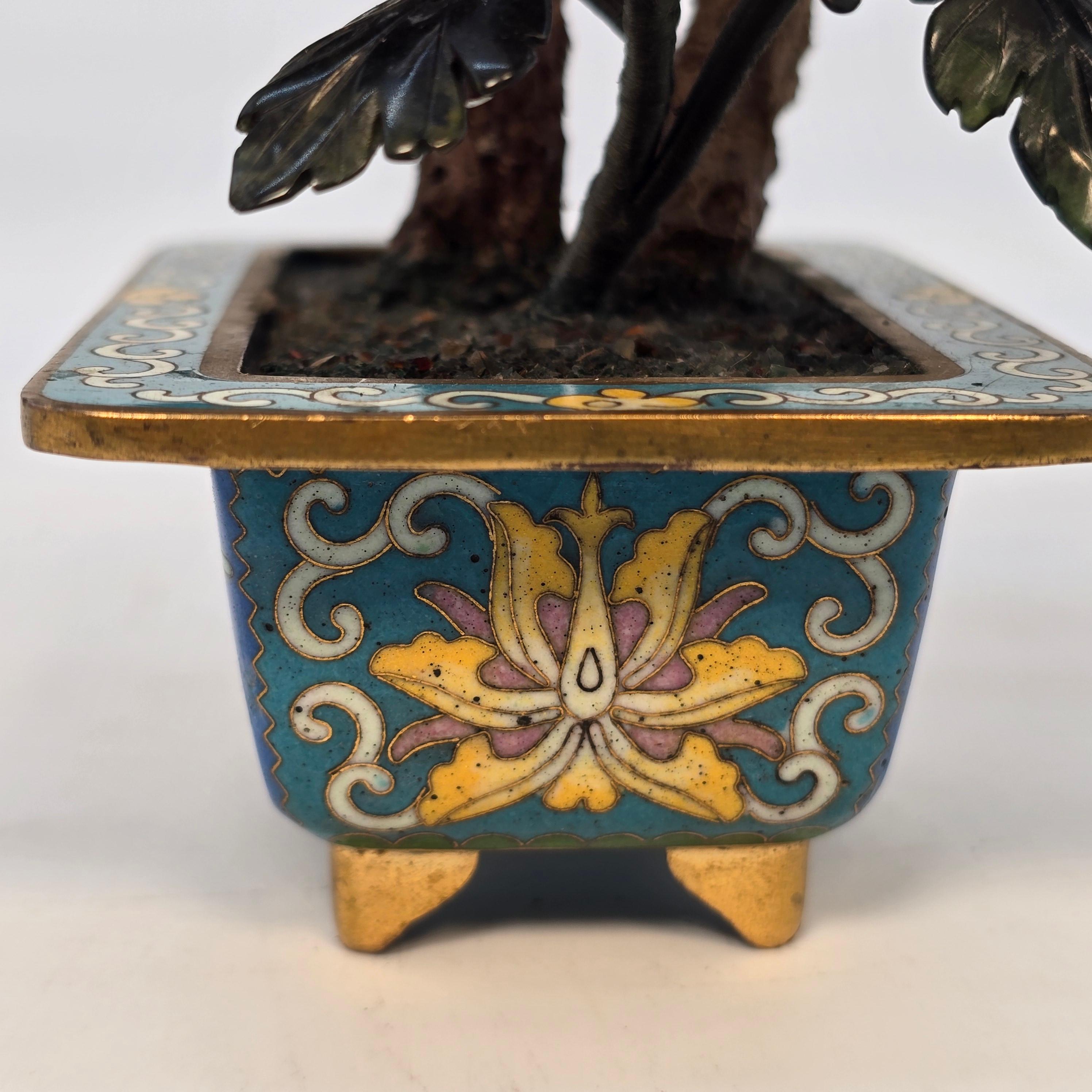 Bonsaï fleuri en pierre dure chinoise cloisonnée et sculptée. en vente 10