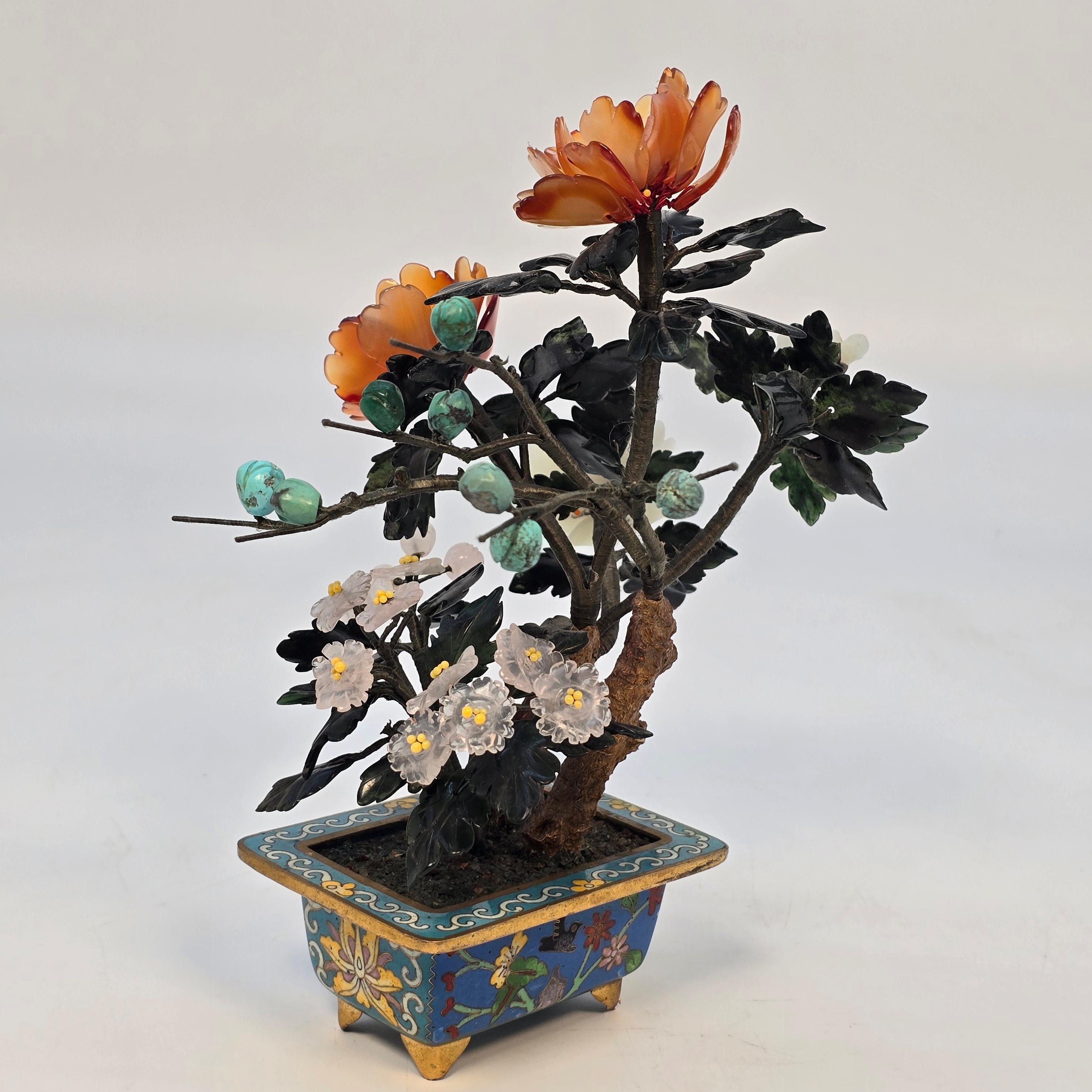 Exportation chinoise Bonsaï fleuri en pierre dure chinoise cloisonnée et sculptée. en vente