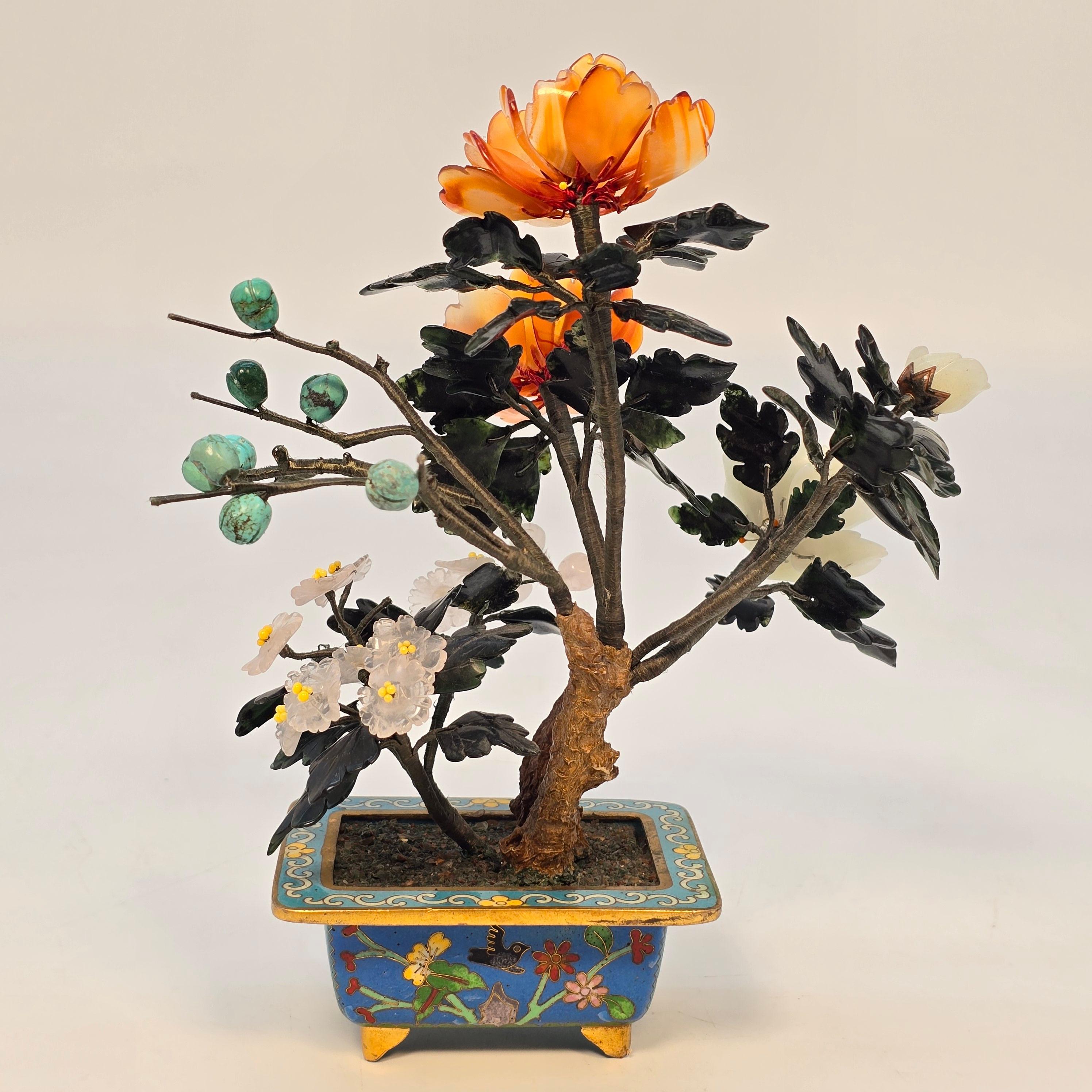 Chinois Bonsaï fleuri en pierre dure chinoise cloisonnée et sculptée. en vente