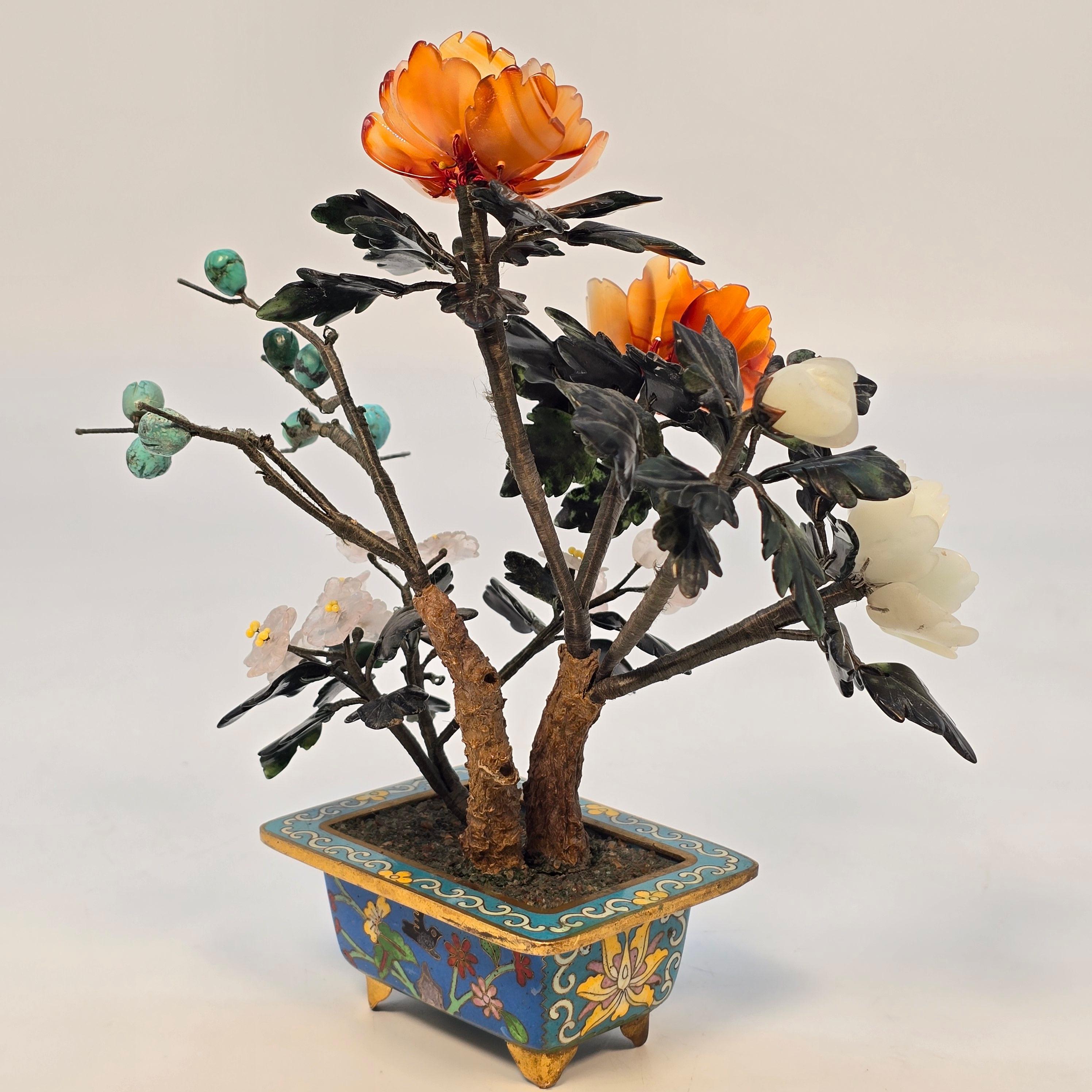 Fait main Bonsaï fleuri en pierre dure chinoise cloisonnée et sculptée. en vente