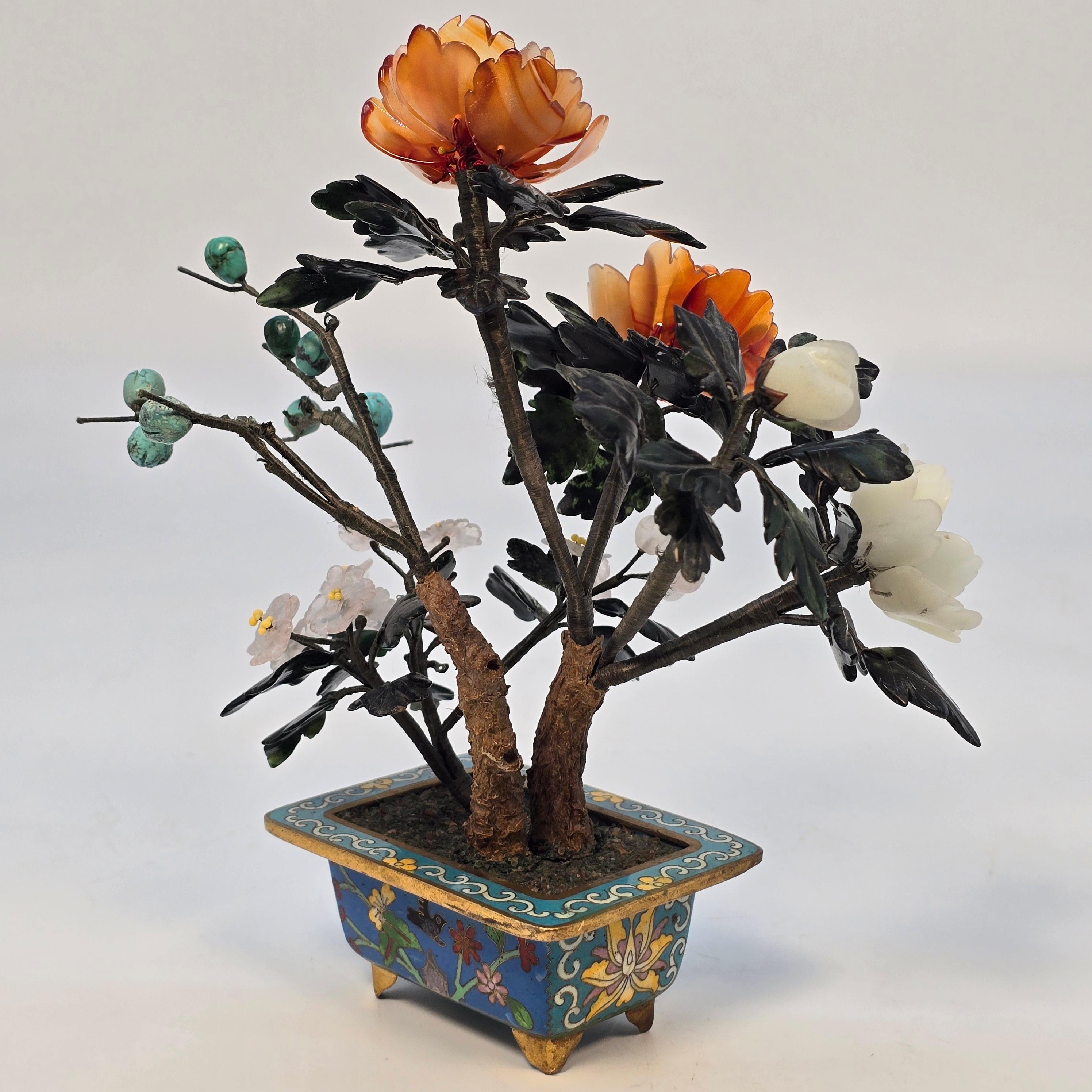 Bonsaï fleuri en pierre dure chinoise cloisonnée et sculptée. Bon état - En vente à Central England, GB