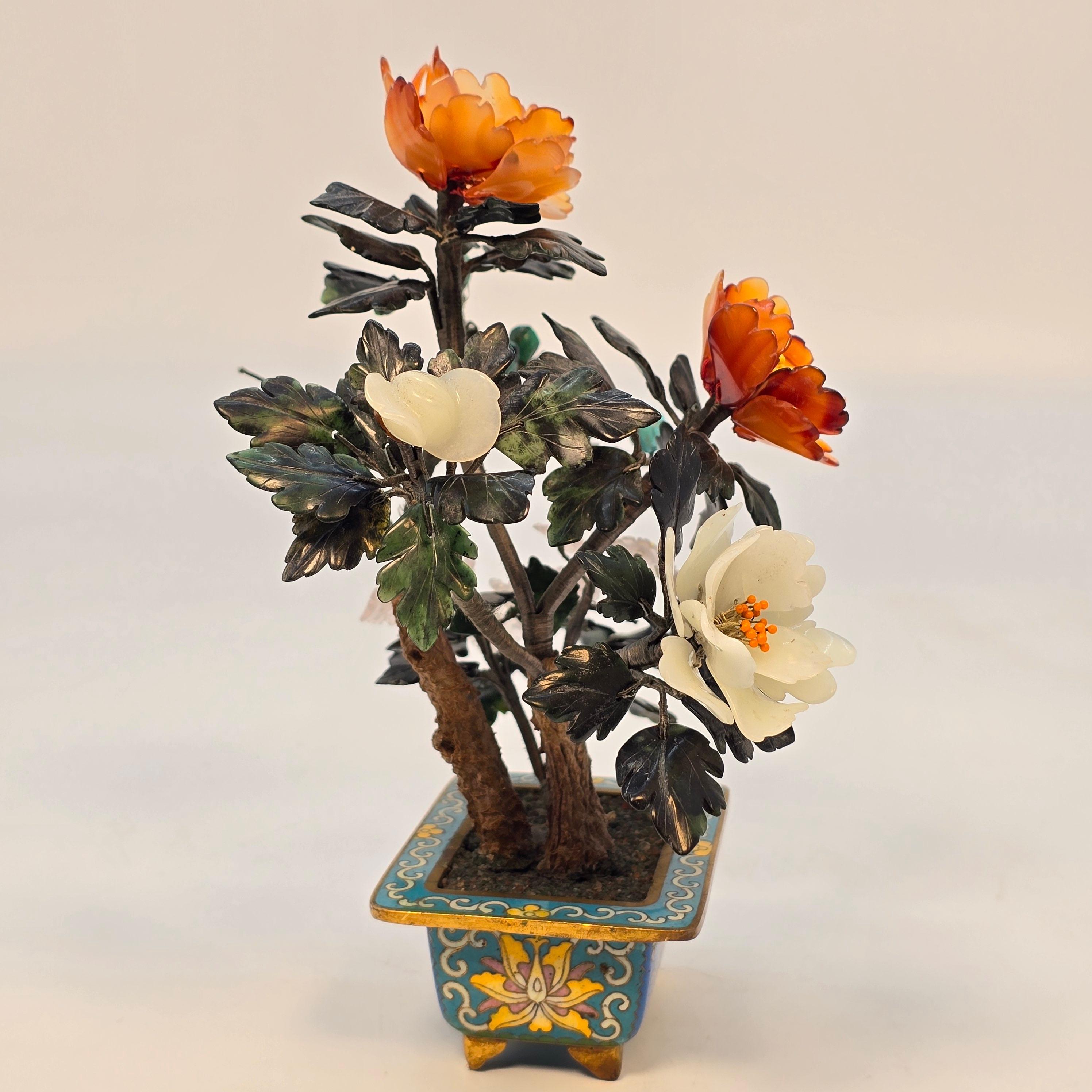 20ième siècle Bonsaï fleuri en pierre dure chinoise cloisonnée et sculptée. en vente