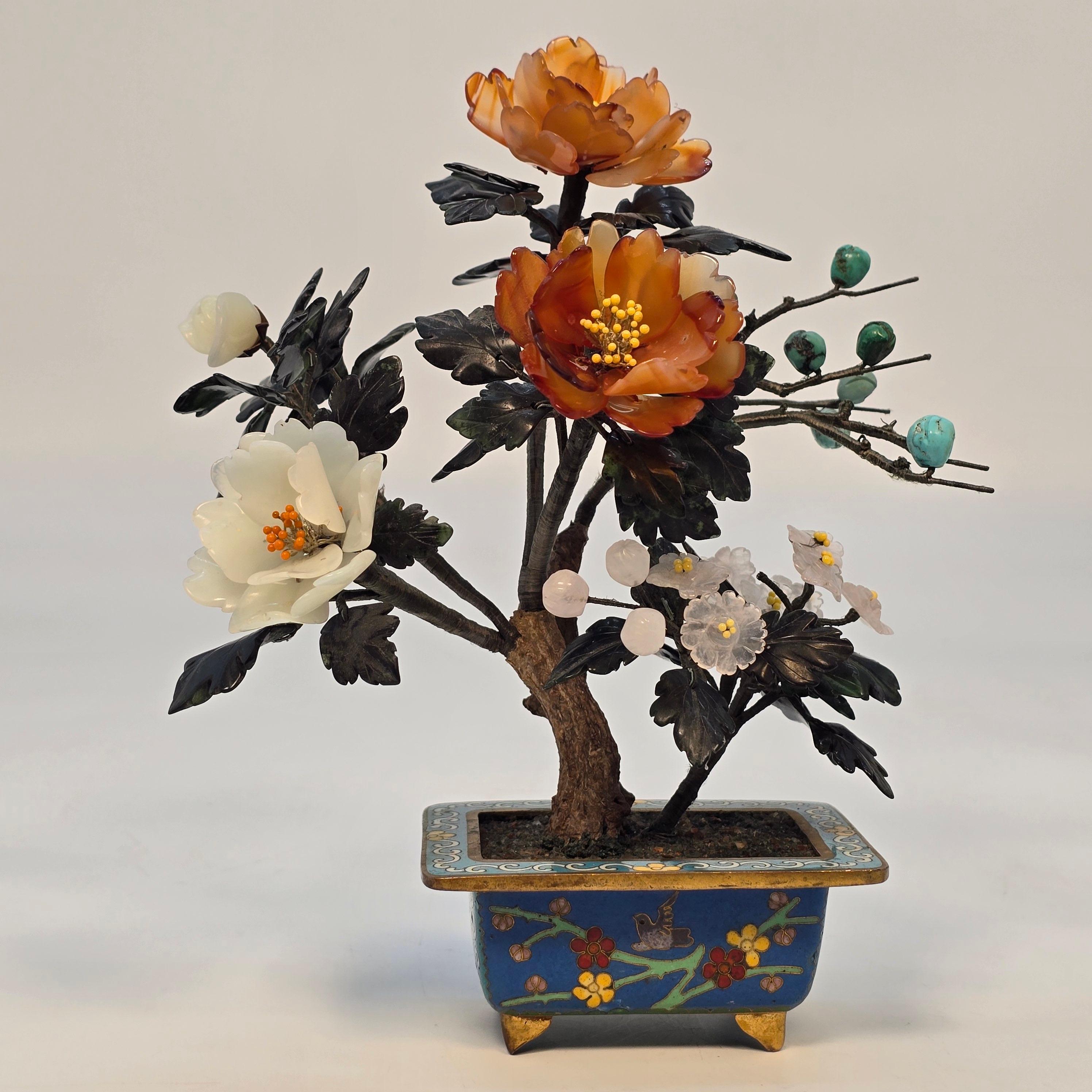 Bonsaï fleuri en pierre dure chinoise cloisonnée et sculptée. en vente 1